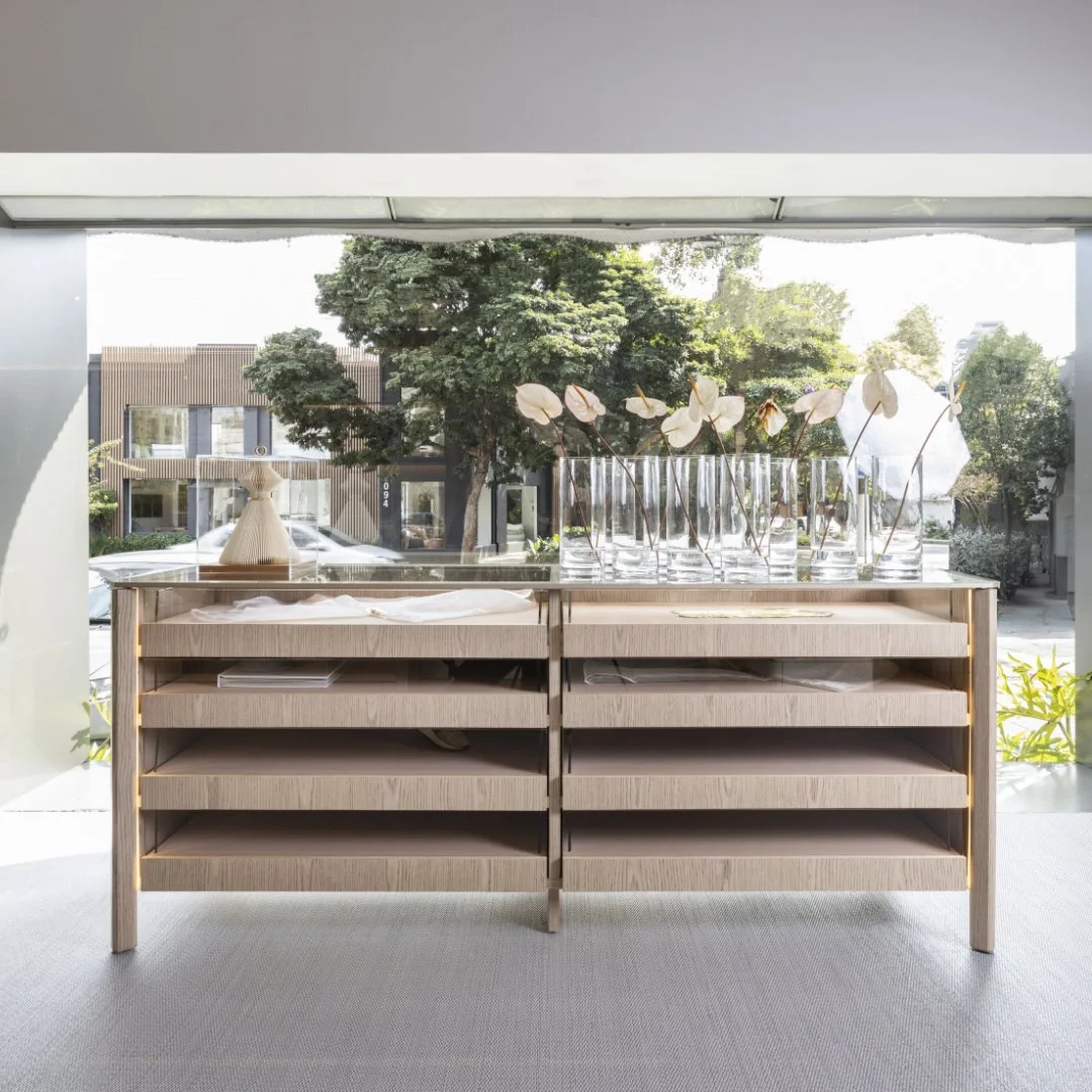 With the nobility of solid wood and the lightness of glass, Timeless Island is a real showcase, designed as a precious box that integrates perfectly into the closet, taking on the role of an island. Its structure has a sensor-activated LED lighting s