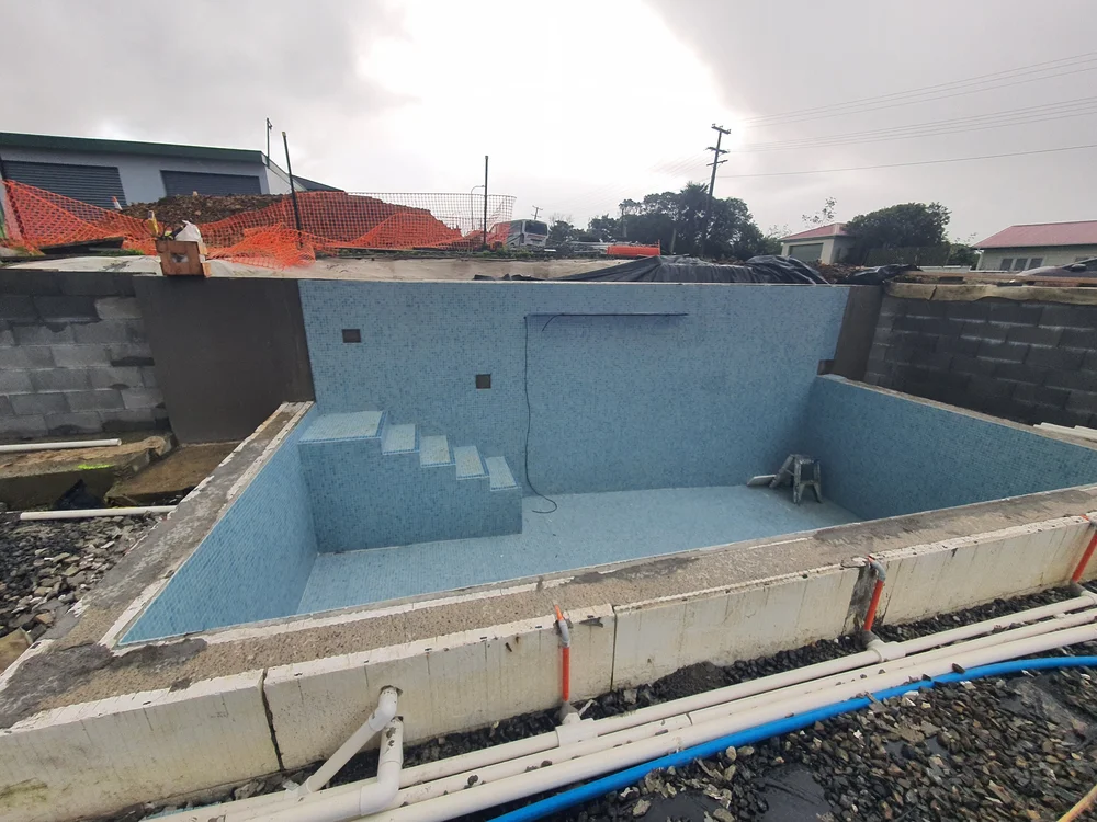 Onix IOS blue mosaic fully tiled pool
