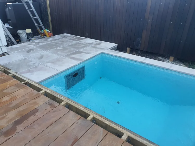 Concrete swimming pool