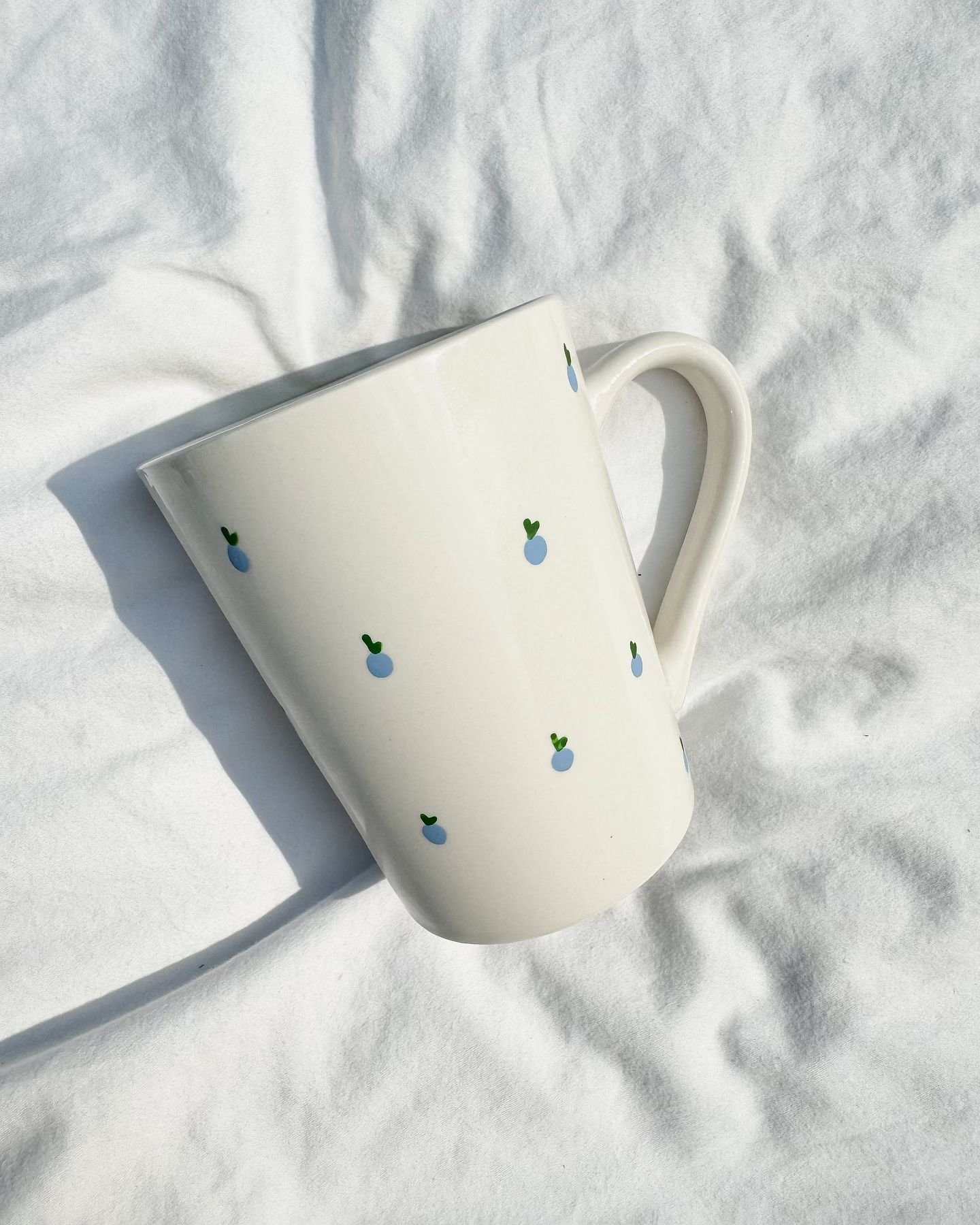 handpainted coffee mug to make your morning coffee that much more enjoyable 🫐 &mdash; $10! dm me or comment below to buy 😙 

#handpainted #handpaintedmug #coffeemug #coffeemugsofinstagram #coffeemugs #handpaintedhomedecor #homedecor #affordablehome