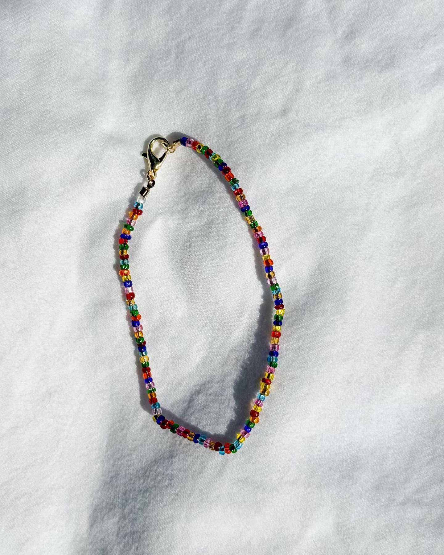 Rainbow beaded bracelet - $10 - handmade with glass beads 🫧 in honor of pride month &hearts;️ 

#handmadejewelry #handmadecrafts #handmadebracelets #beadedjewelry #beadedbracelets #handmadegifts #smallbusiness #smallbusinessowner #smallbusinesssuppo