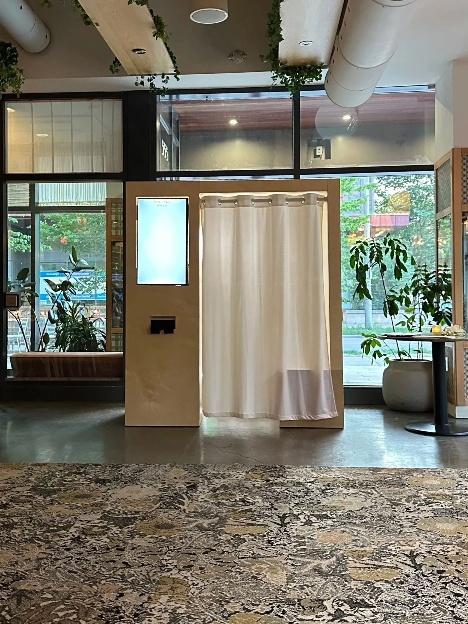 Toronto-enclosed-photo-booth-5.jpg