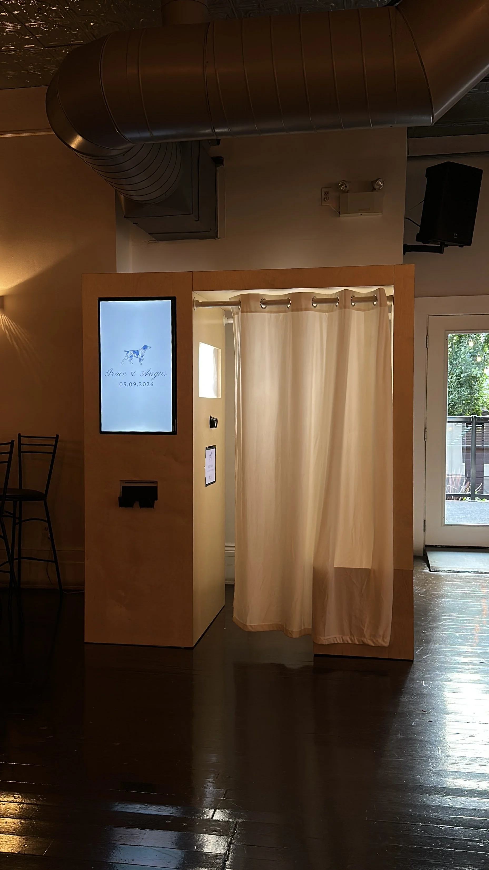 enclosed-photo-booth-toronto-wedding-1.jpg