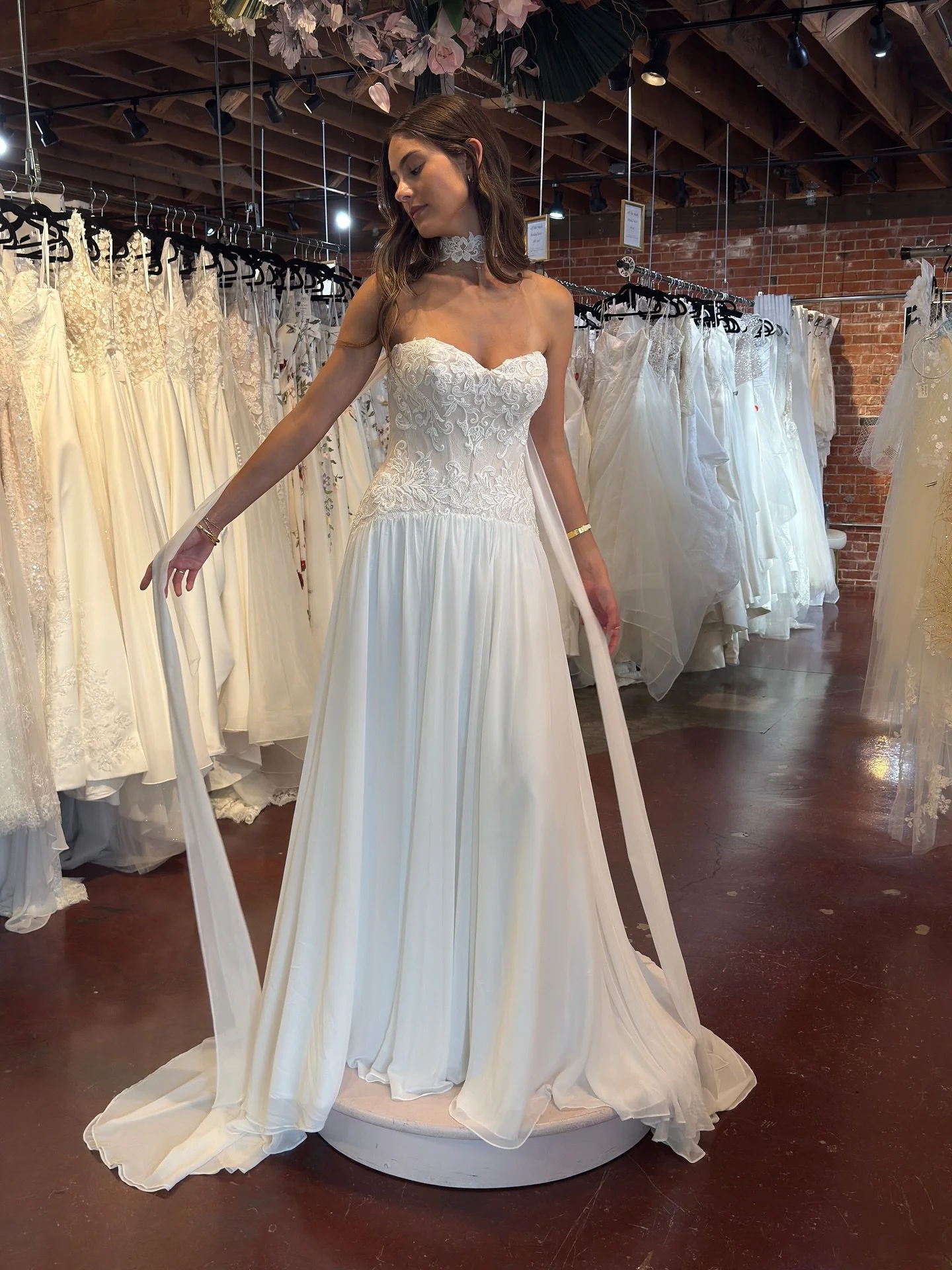 Neck scarfs are in! Come try on this dreamy one of a kind gown. 
.
.
.
brides #bridal #bridalgowns #greenbride #weddingdress #thedress #wedding #consignment #emeraldcitygowns