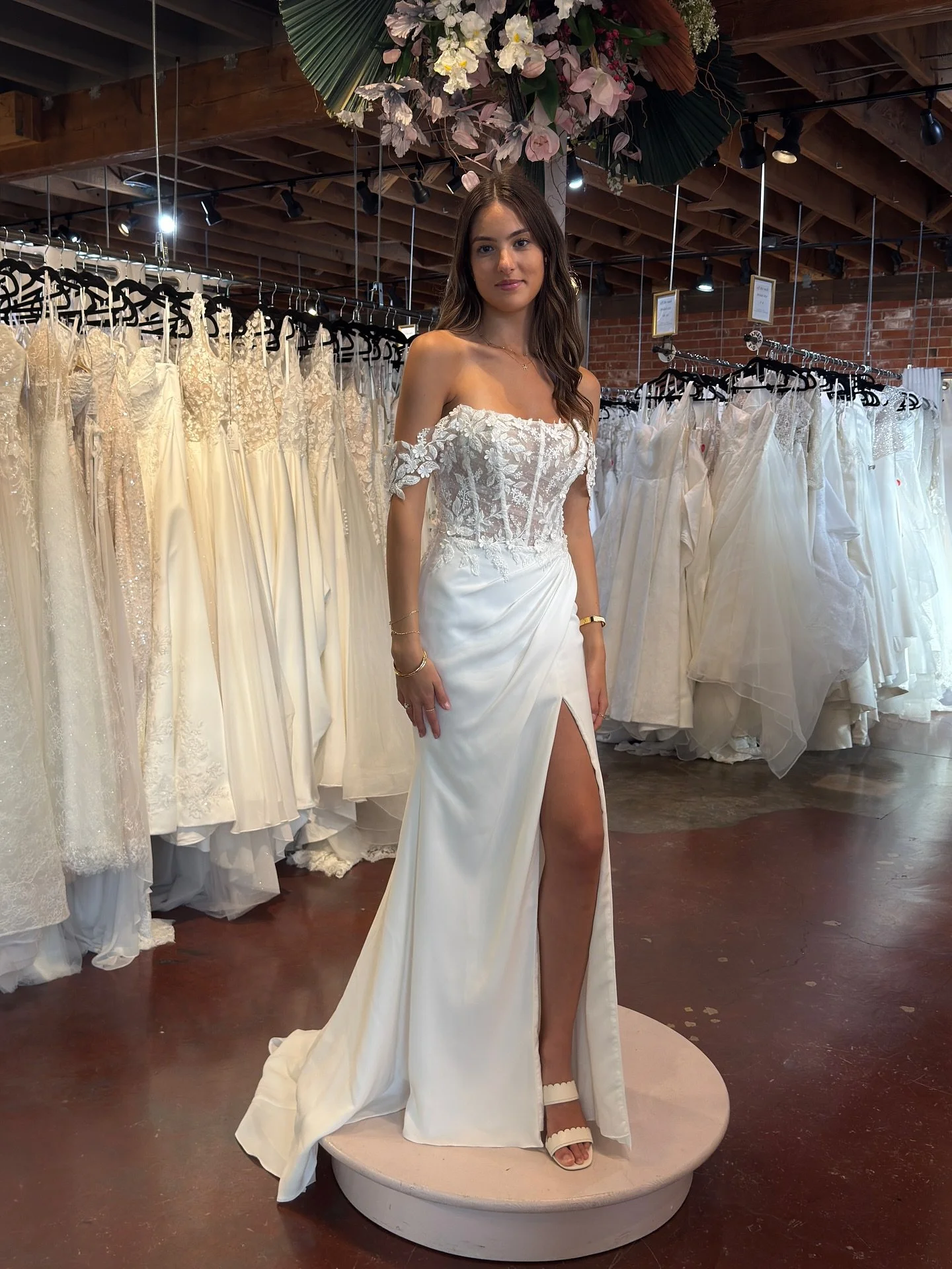 Another one of a kind is ready to walk down the aisle! Book your appointment (link in bio) today! 
.
.
.
brides #bridal #bridalgowns #greenbride #weddingdress #thedress #wedding #consignment #emeraldcitygowns