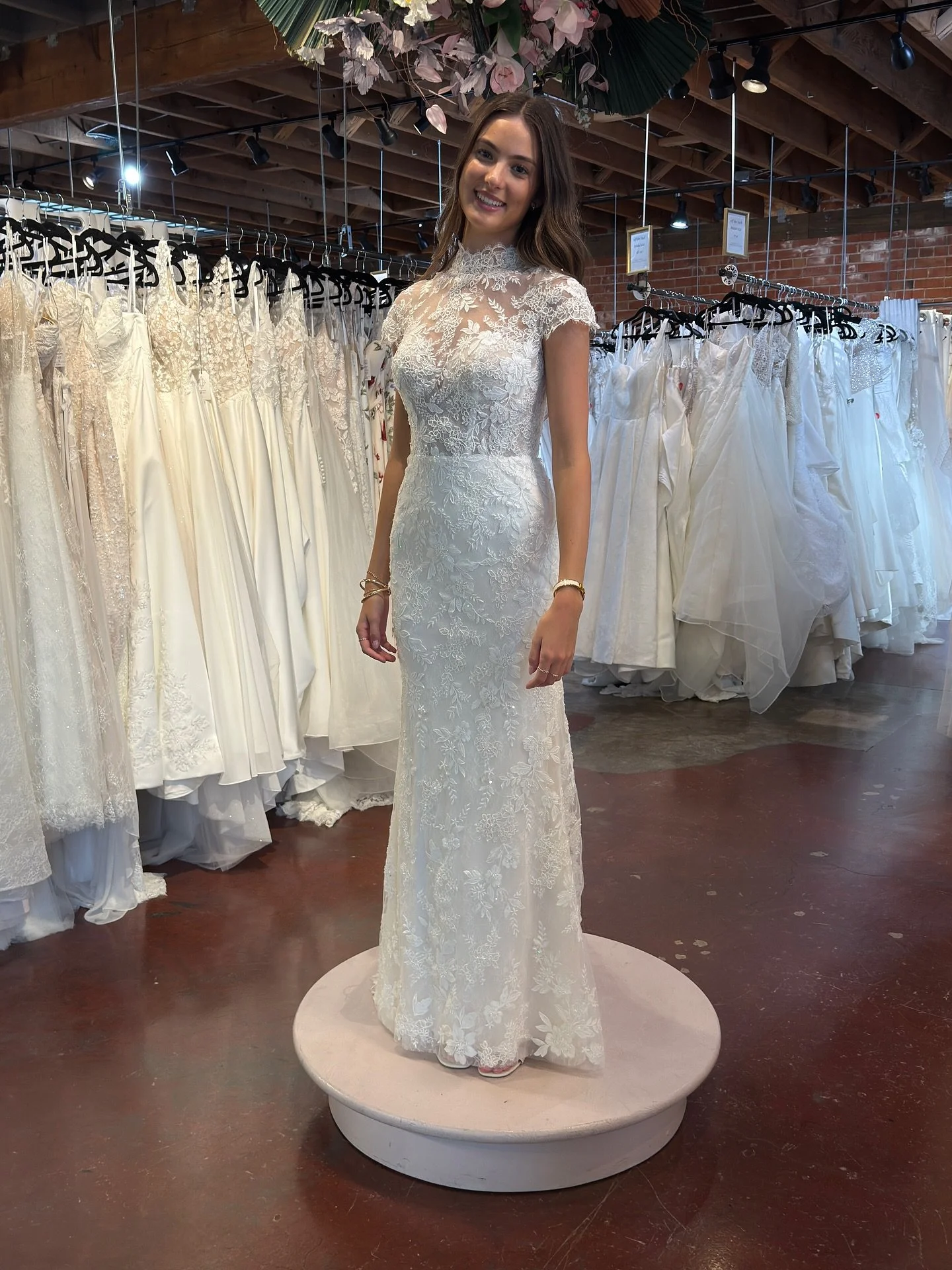 A high neck with a key hole back! Book your appointment today to try on this one of a kind!
.
.
.
brides #bridal #bridalgowns #greenbride #weddingdress #thedress #wedding #consignment #emeraldcitygowns
