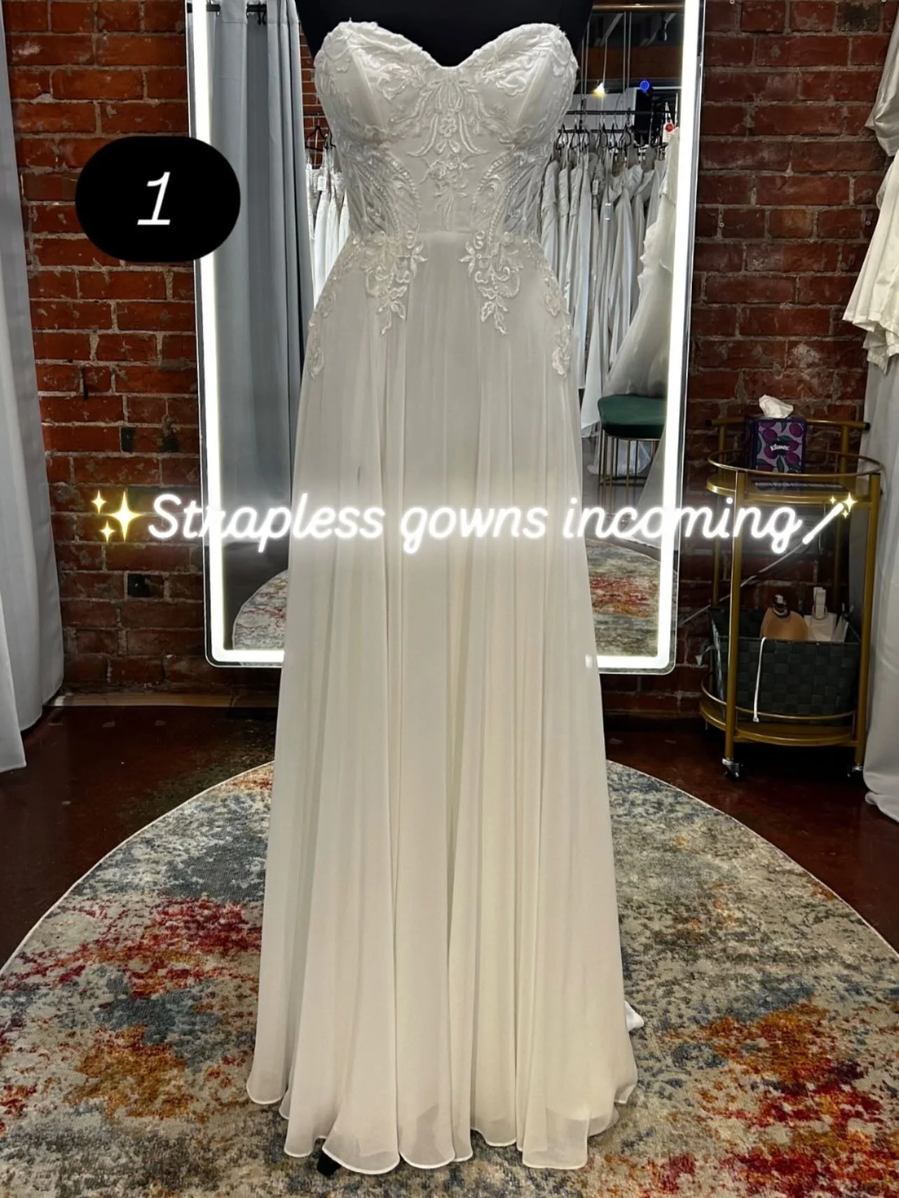 seasons come..seasons go.. with spring shortly approaching
🌷🐇 it&rsquo;s a lovely time to check out our off the rack strapless numbers🤗 (all in various sizes, inquire
for more info)