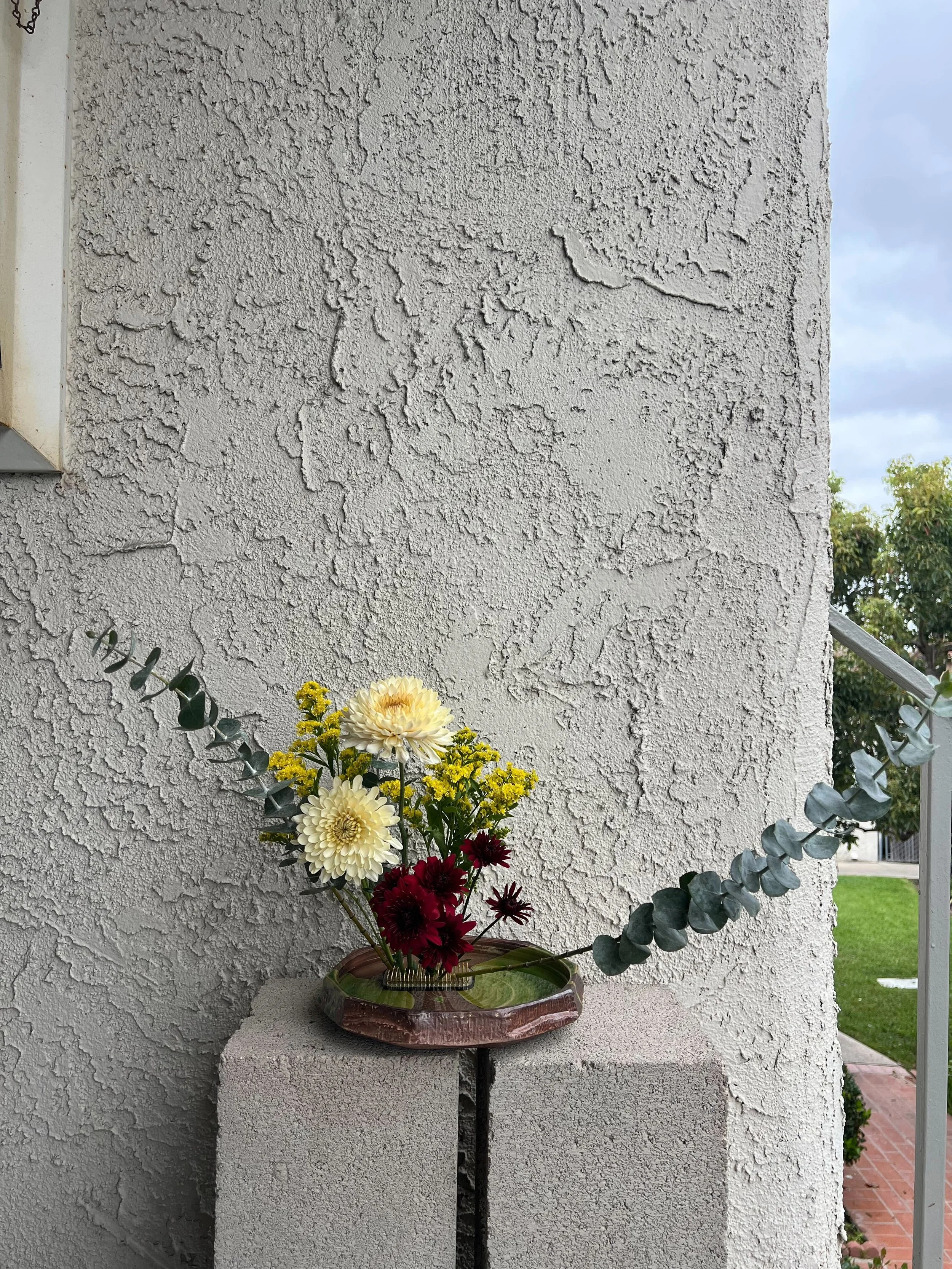 An arrangement created for Level 2–3 “Communicate with Shape.”
While following the detailed rules of traditional Ikebana, the process of interpreting and harmonizing the form that emerges from each flower and the overall theme—guided by my own feelin