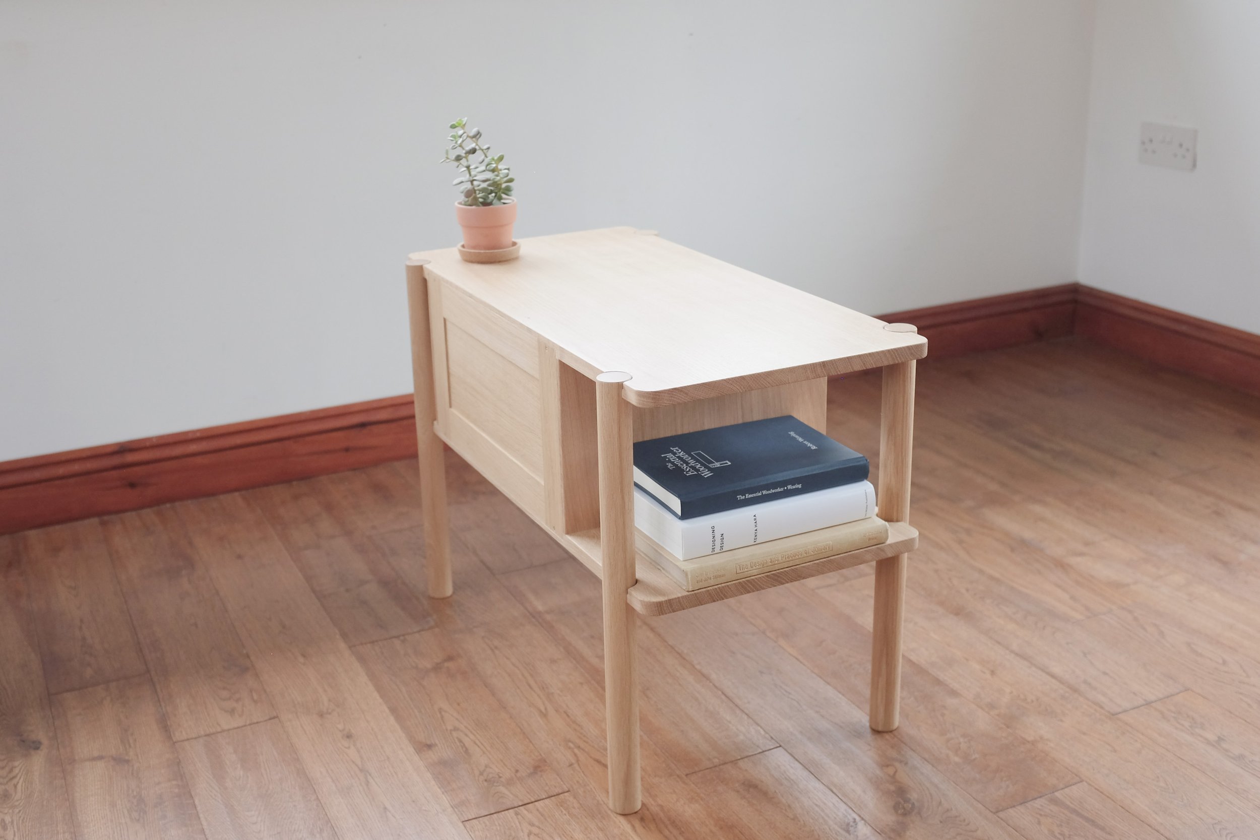 Solid oak shaker back panel of drawers.