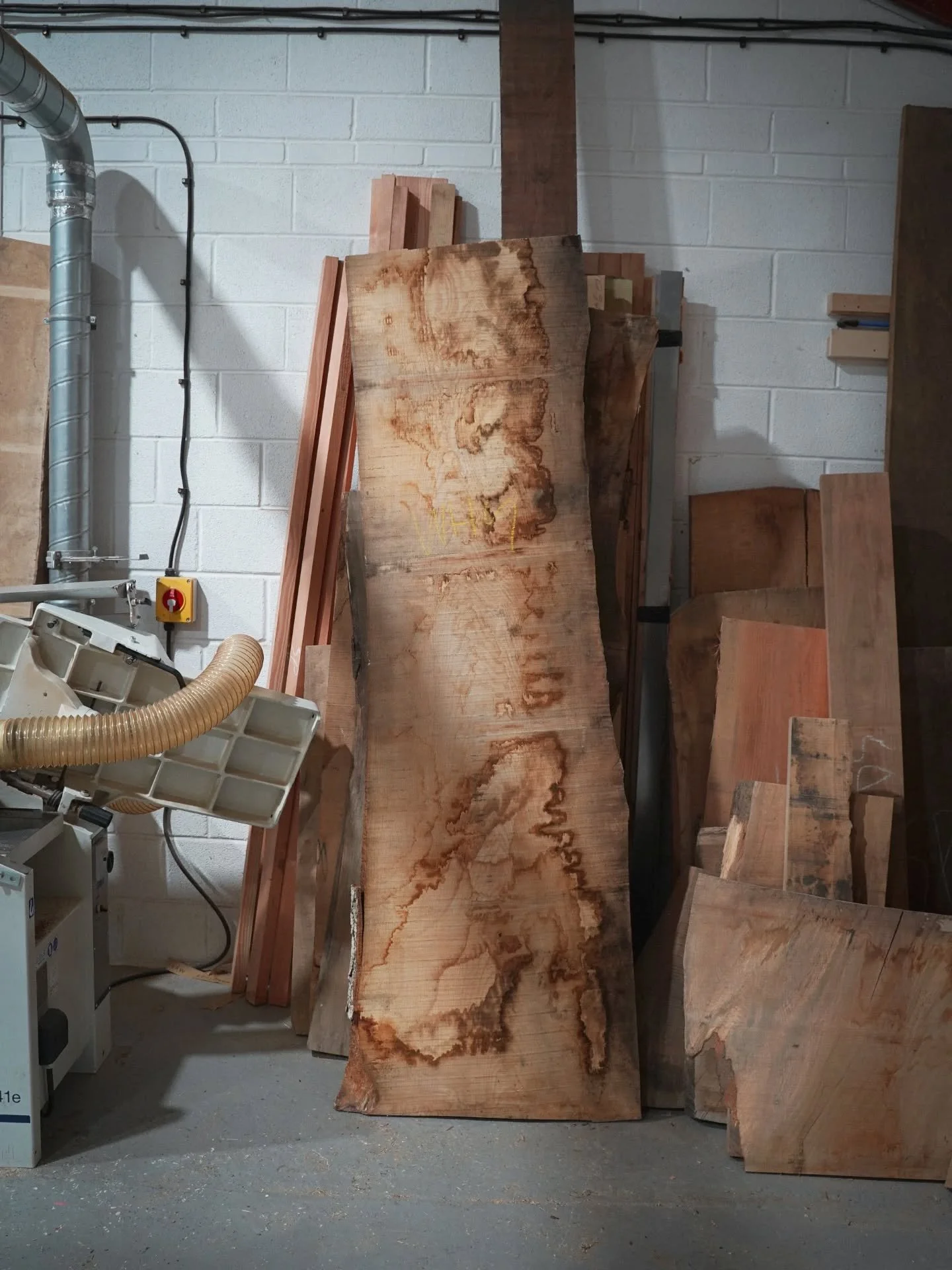 Back in the workshop this week. Cutting up this beautiful slab of British-grown ash selected from @vasterntimber last week - 60mm thick and 800mm wide. 

Slides 2-4 for some experiments with surface treatment for a fun new project. Happy Friday ✌️

#