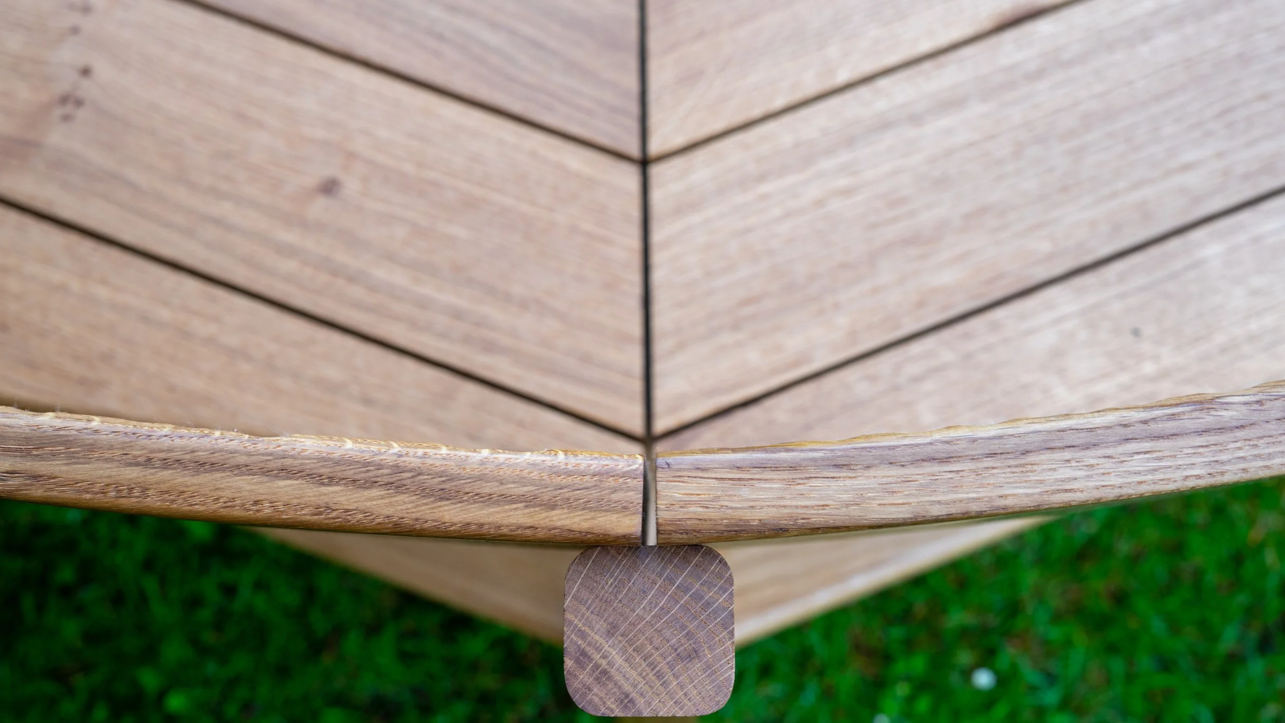 The backrest and slatted seat on the Oak Coln garden bench.