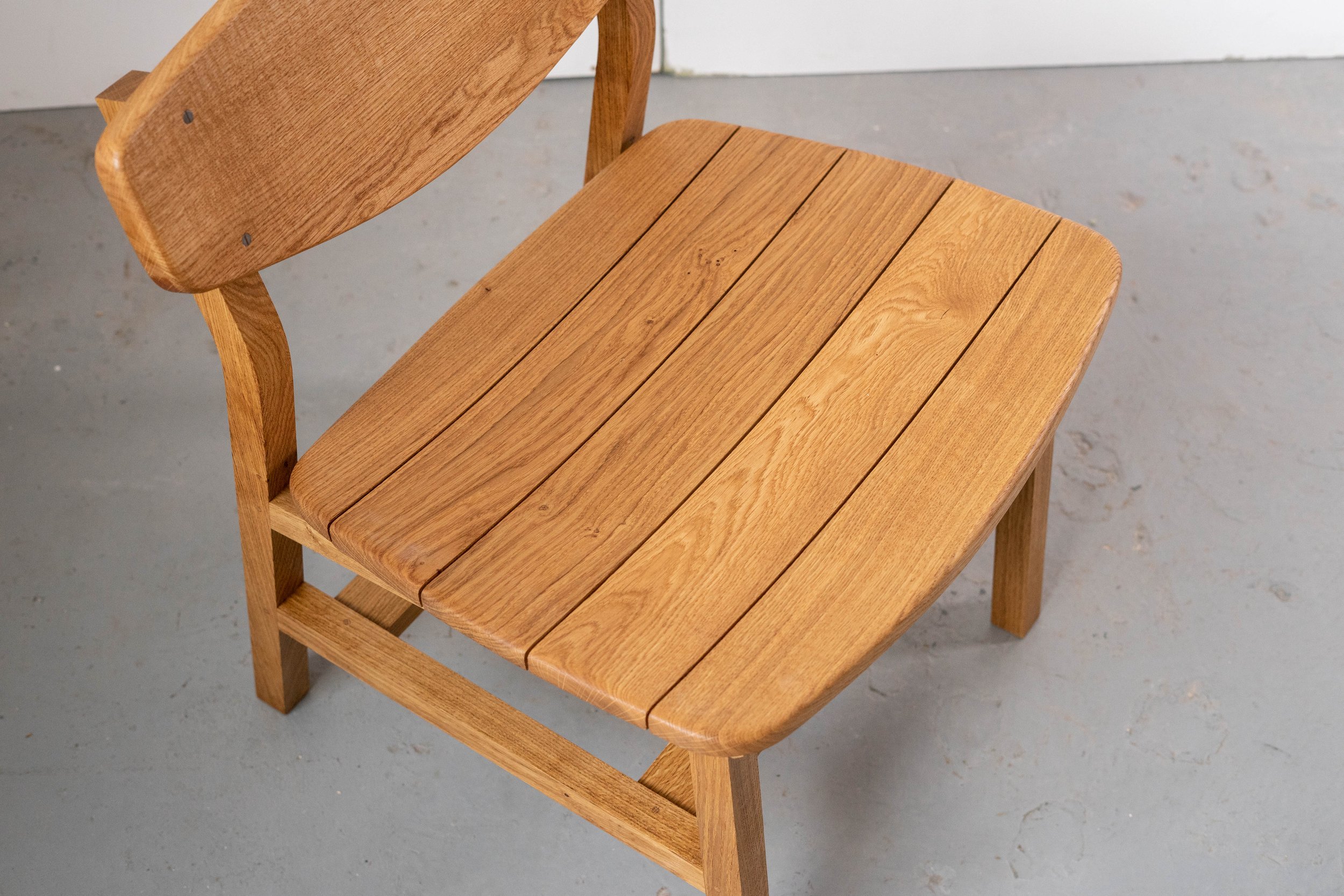 Slatted seat design of the oak Kennet garden chair.