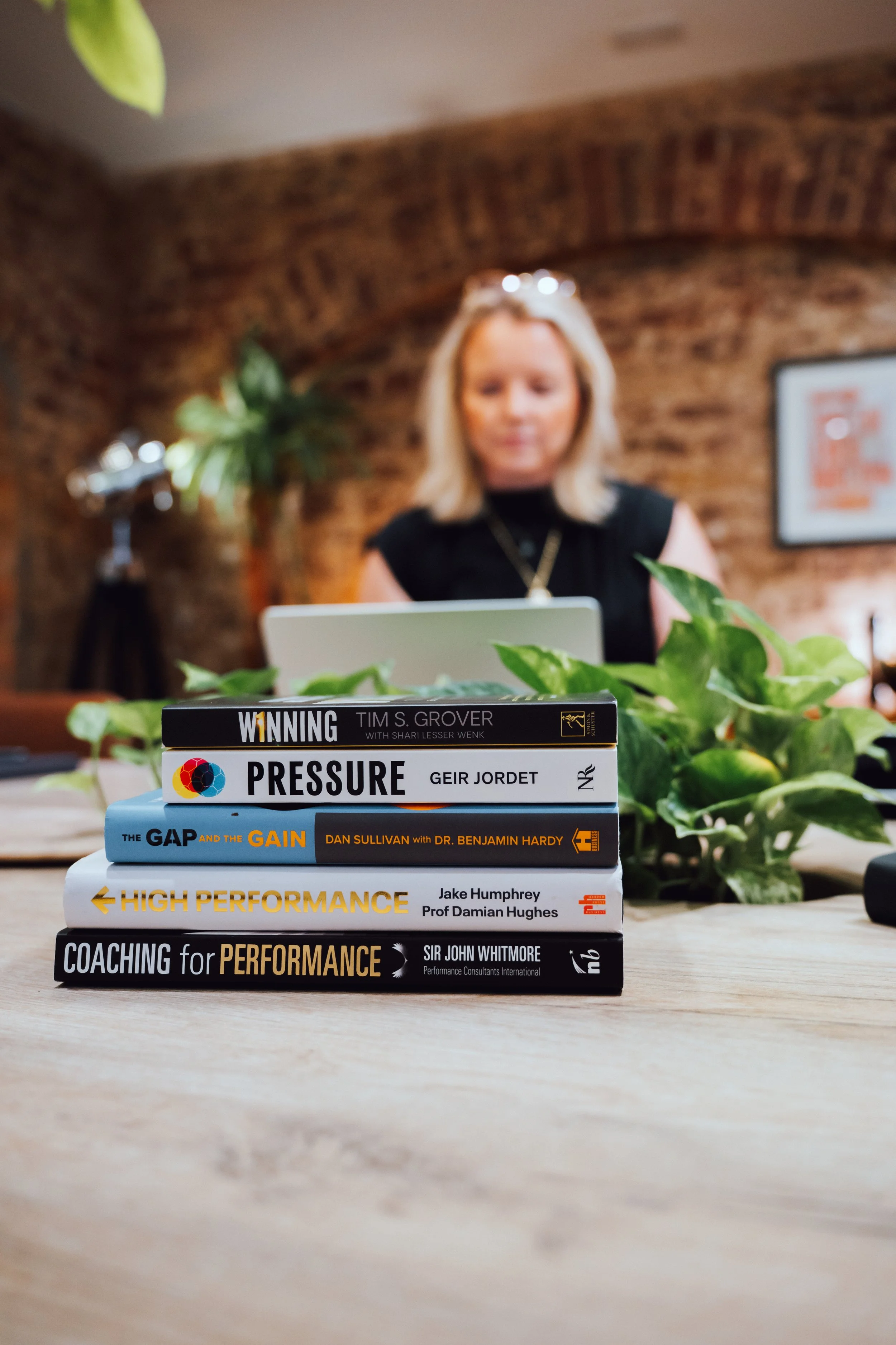 A stack of books around performance, resilience and grit resilie