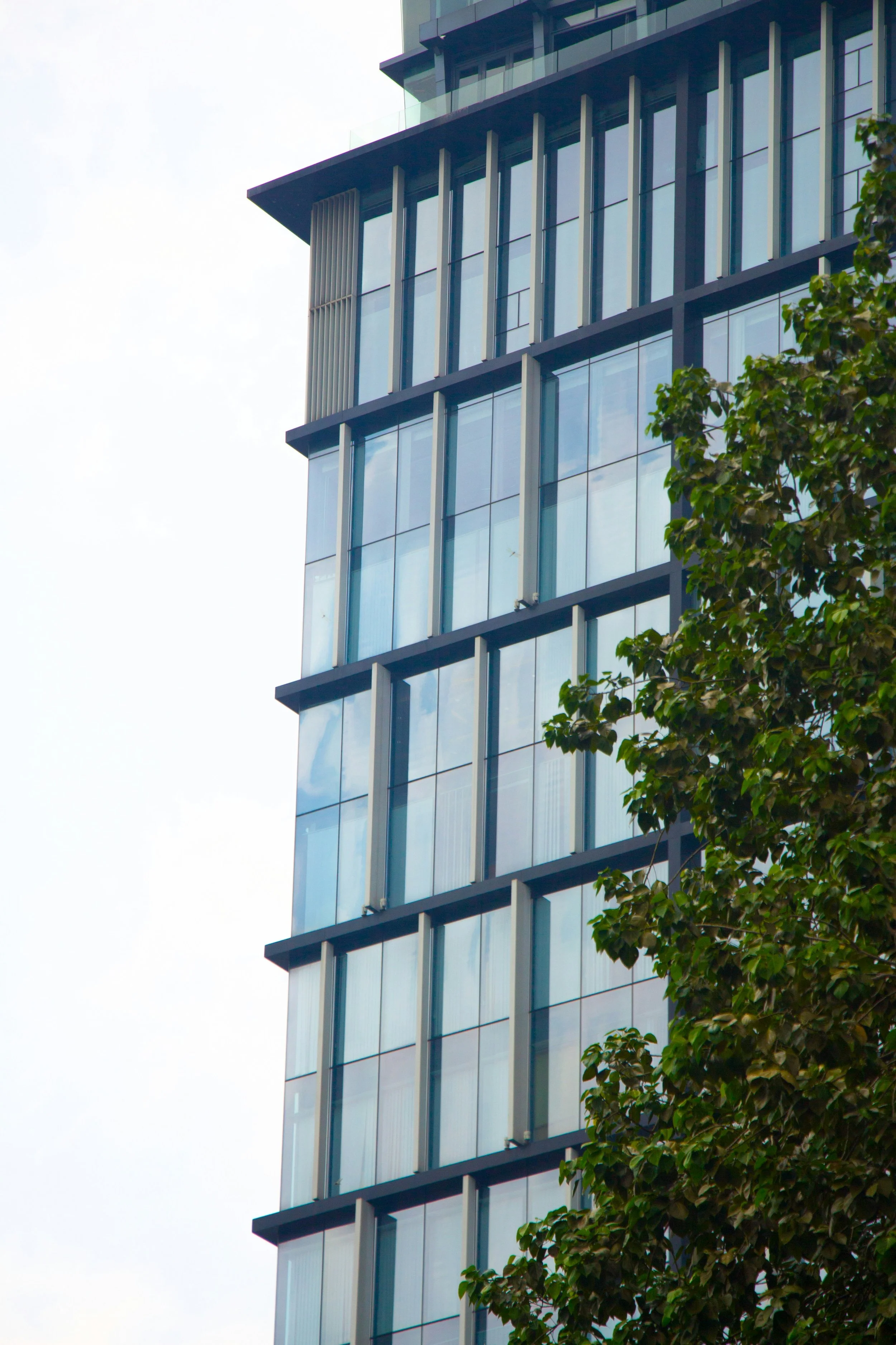 Modern kontorsbyggnad med glasfasad.