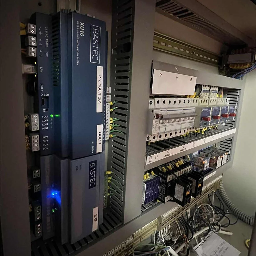 Elskåp med elektriska komponenter och anslutningar.