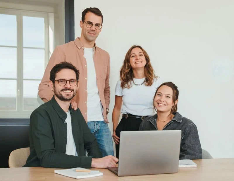 Photo équipe SMALL Bordeaux assise derrière un bureau