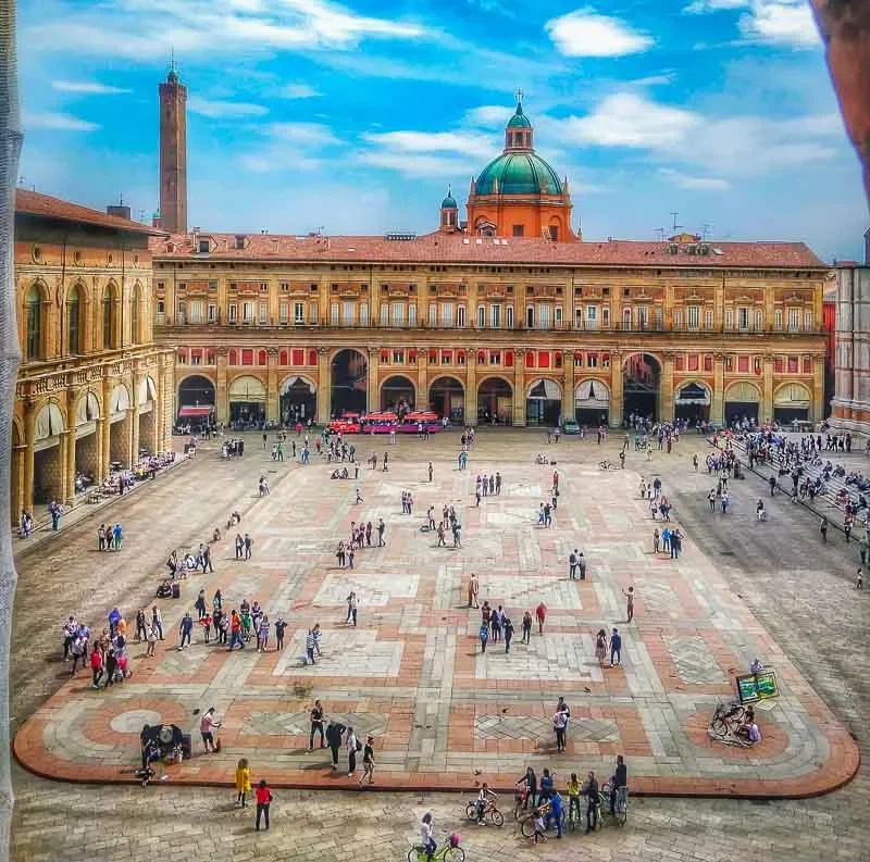 Cosa-vedere-a-bologna-piazza-maggiore-1.webp