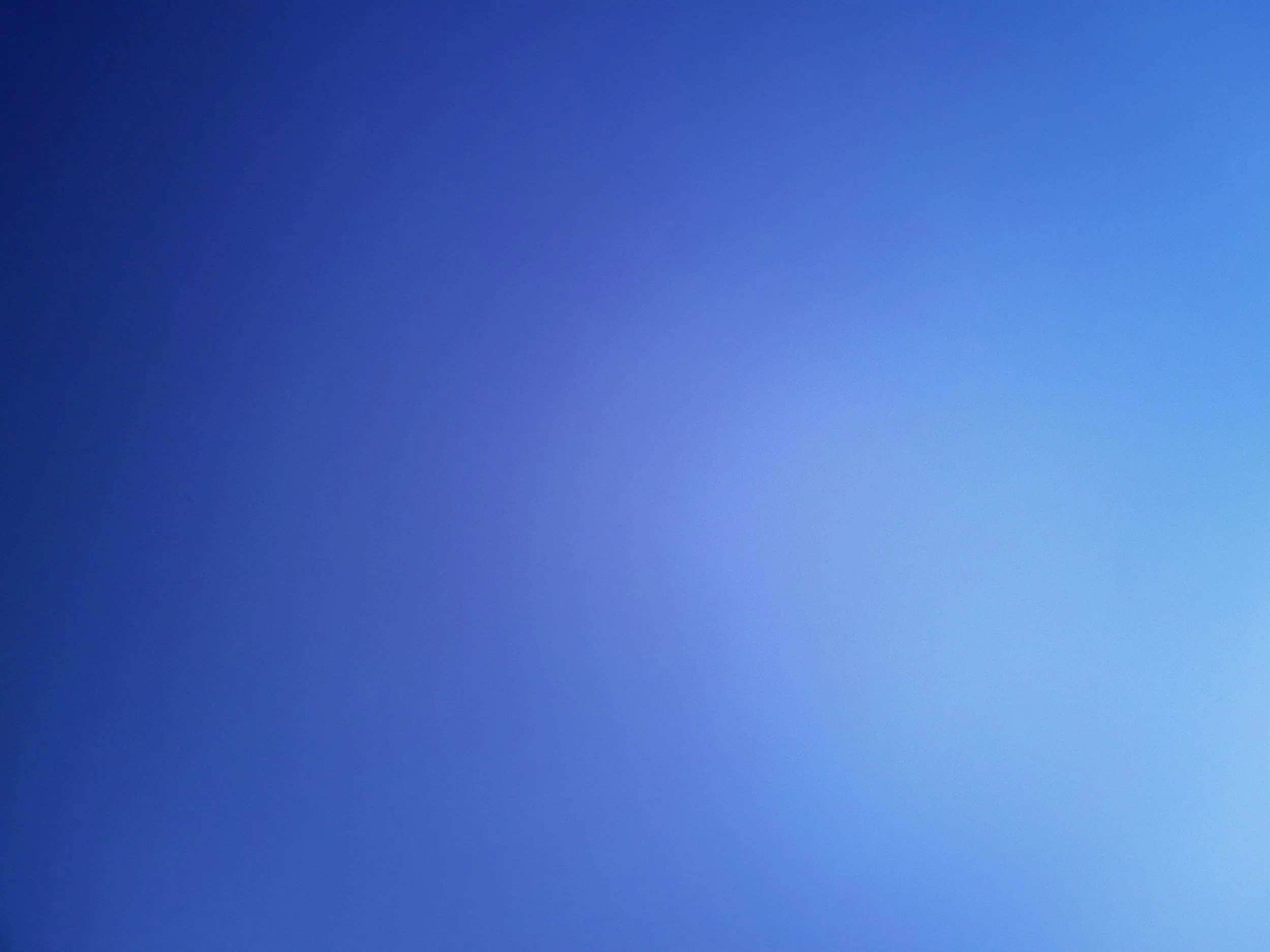 Cielo despejado y azul.
