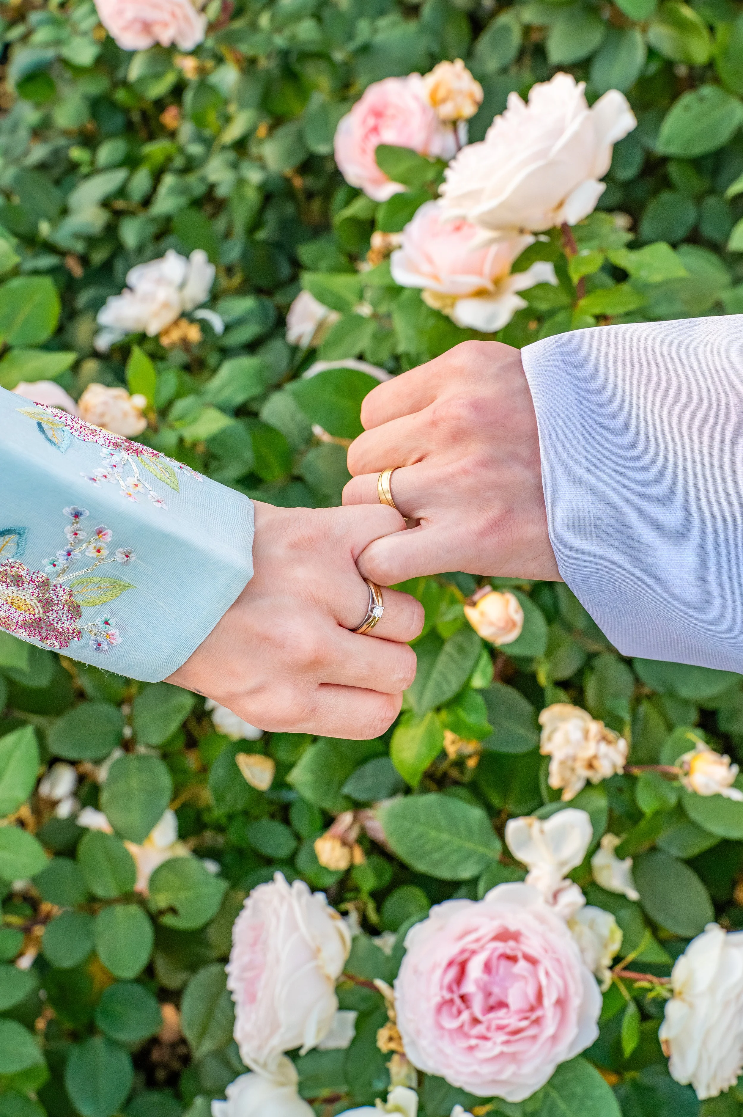 Trouwfoto ringen handen