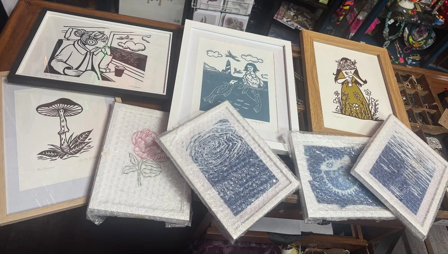 Big thanks to the brilliant @vickygomezprintmaker for swinging by with some stunning new framed prints 💜 These will be part of our upcoming October change over. 
#art #brighton #brightonart #visitbrighton #unique #brightongallery #shoplocal