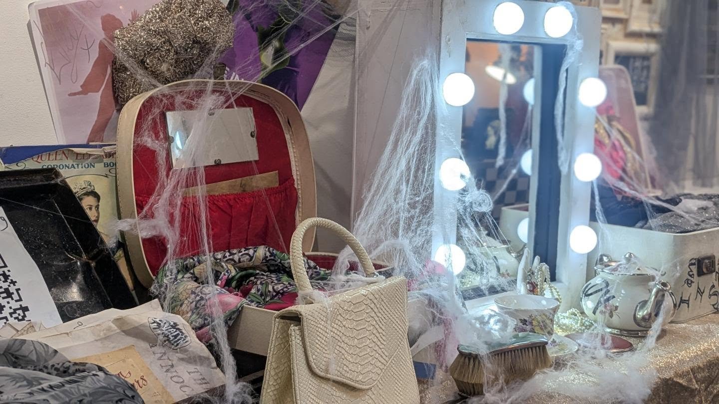 🚪✨ NOW OPEN AT JULES EMPORIUM ✨🚪
Step behind The Fourth Wall and uncover the mystery of Evelyn Terrace, the celebrated actress who vanished from her dressing room without a trace.
Explore a room frozen in time, sift through abandoned belongings and