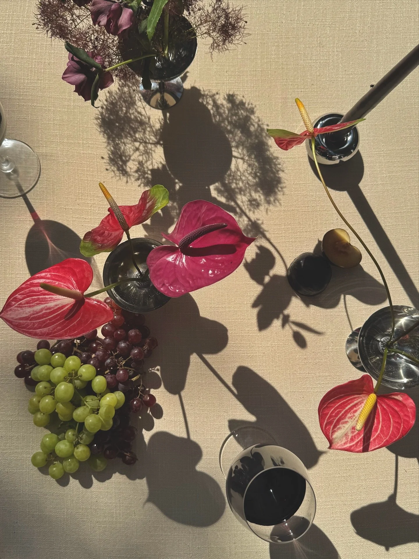 A cozy and contemporary fall tablescape! Give me all the structural blooms, silver vases, and red wine this season🍷🍇

Grateful for the BEST styling assistance from @leanne_amick