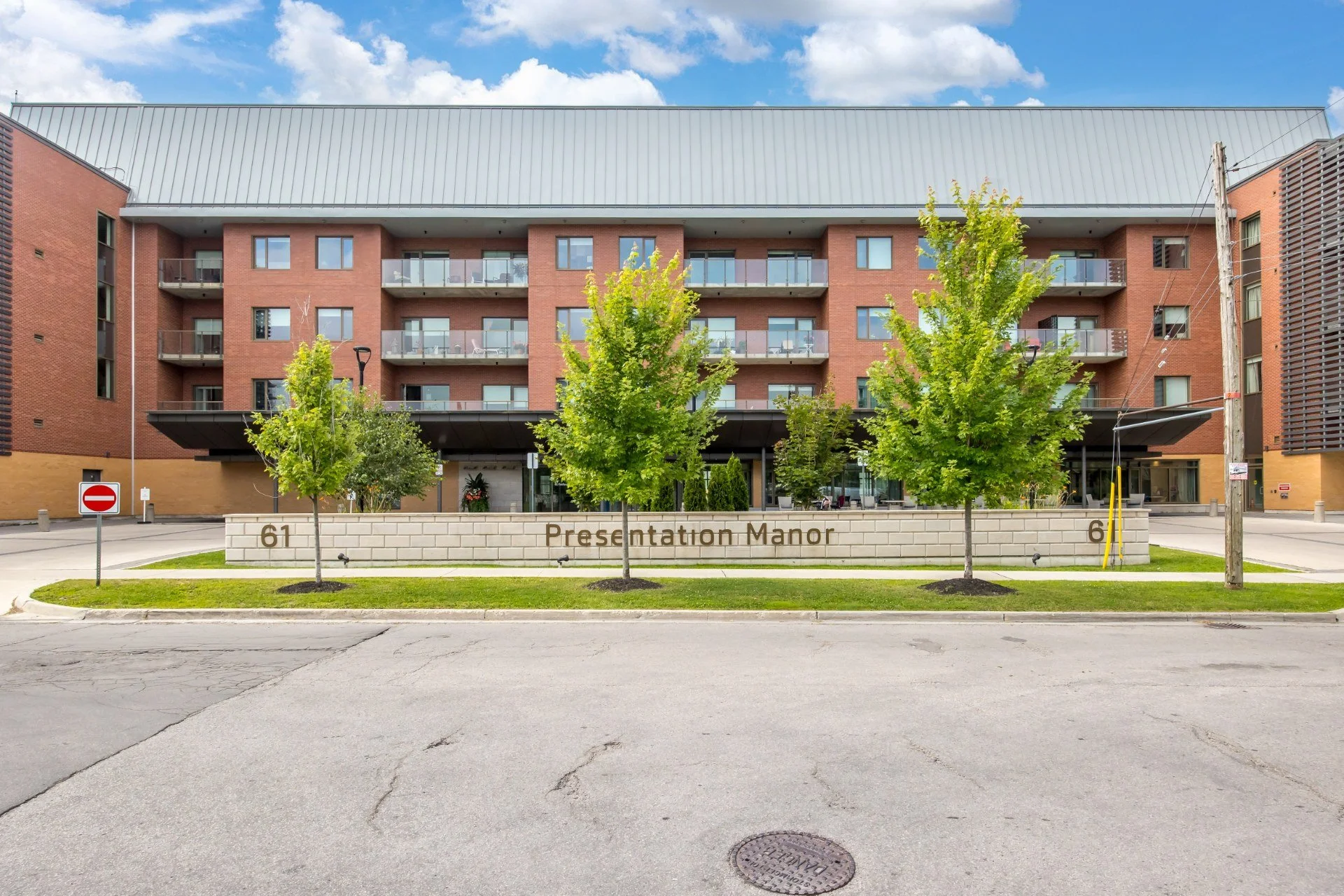 031 - 61 Fairfax Crescent, Toronto.jpg