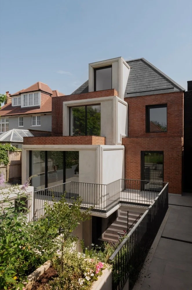 Leacroft Avenue  
with Bureau de Change