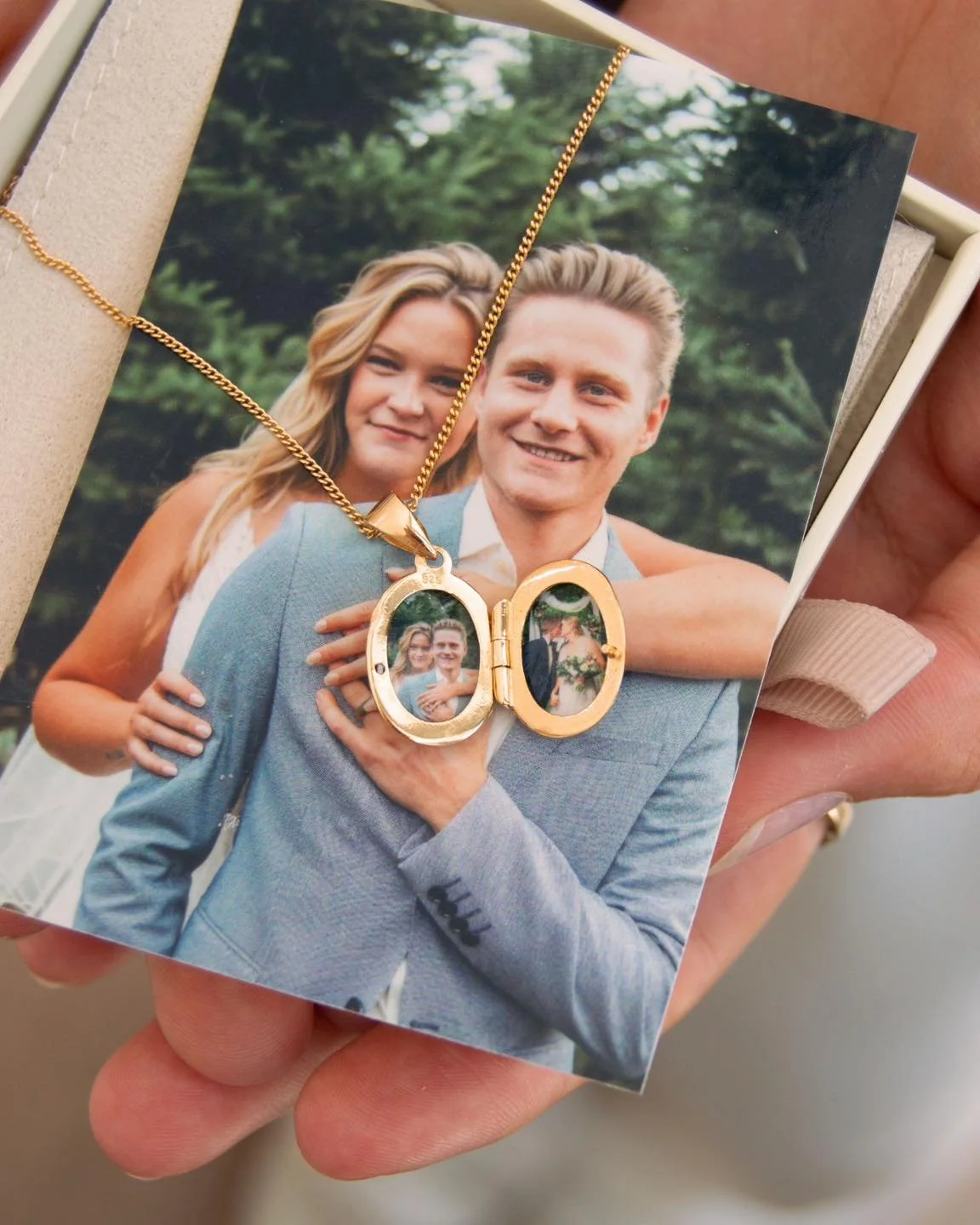 FLASH SALE, take 20% off jewelry online only. Take advantage of our LAST sale before Christmas. Solid gold not included 

Lockets are the perfect gift to keep their loved ones close. Add custom images with our locket photo service online or in store.