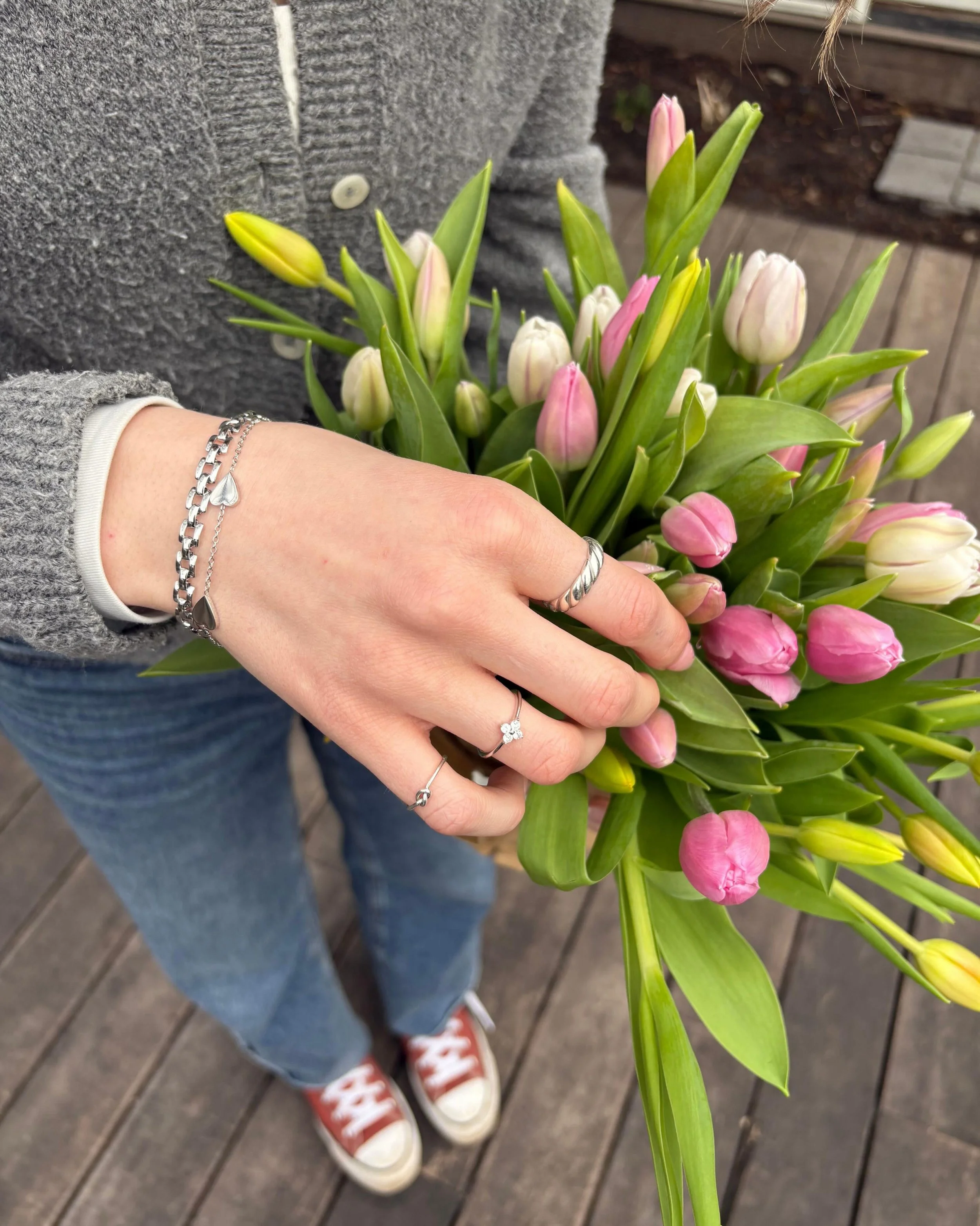 When the stack is stacking and the weather is finally warmmmm🫶🏼

#goldstack #waterproofjewelry
