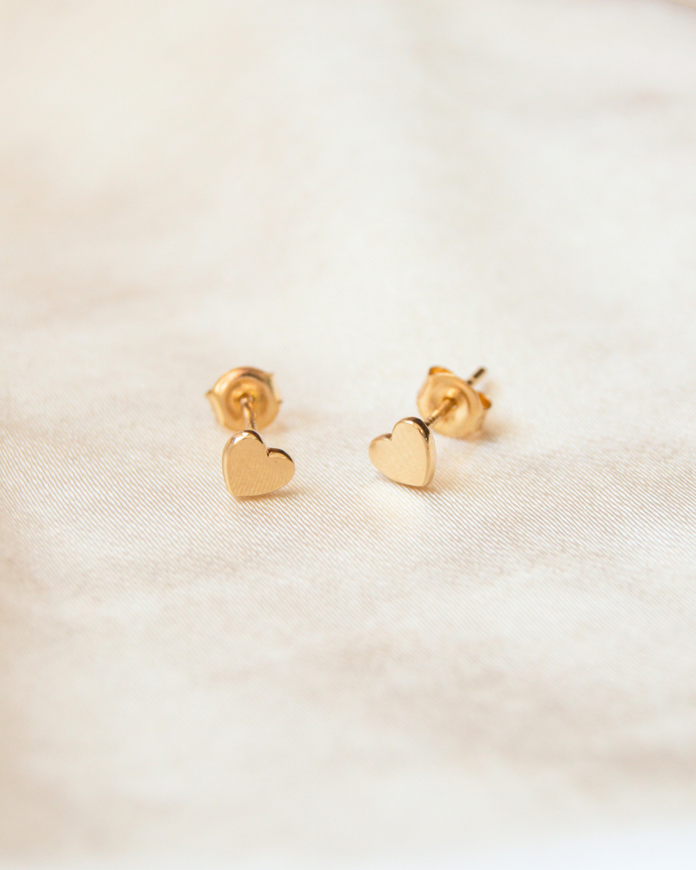 solid gold heart stud 1 .png
