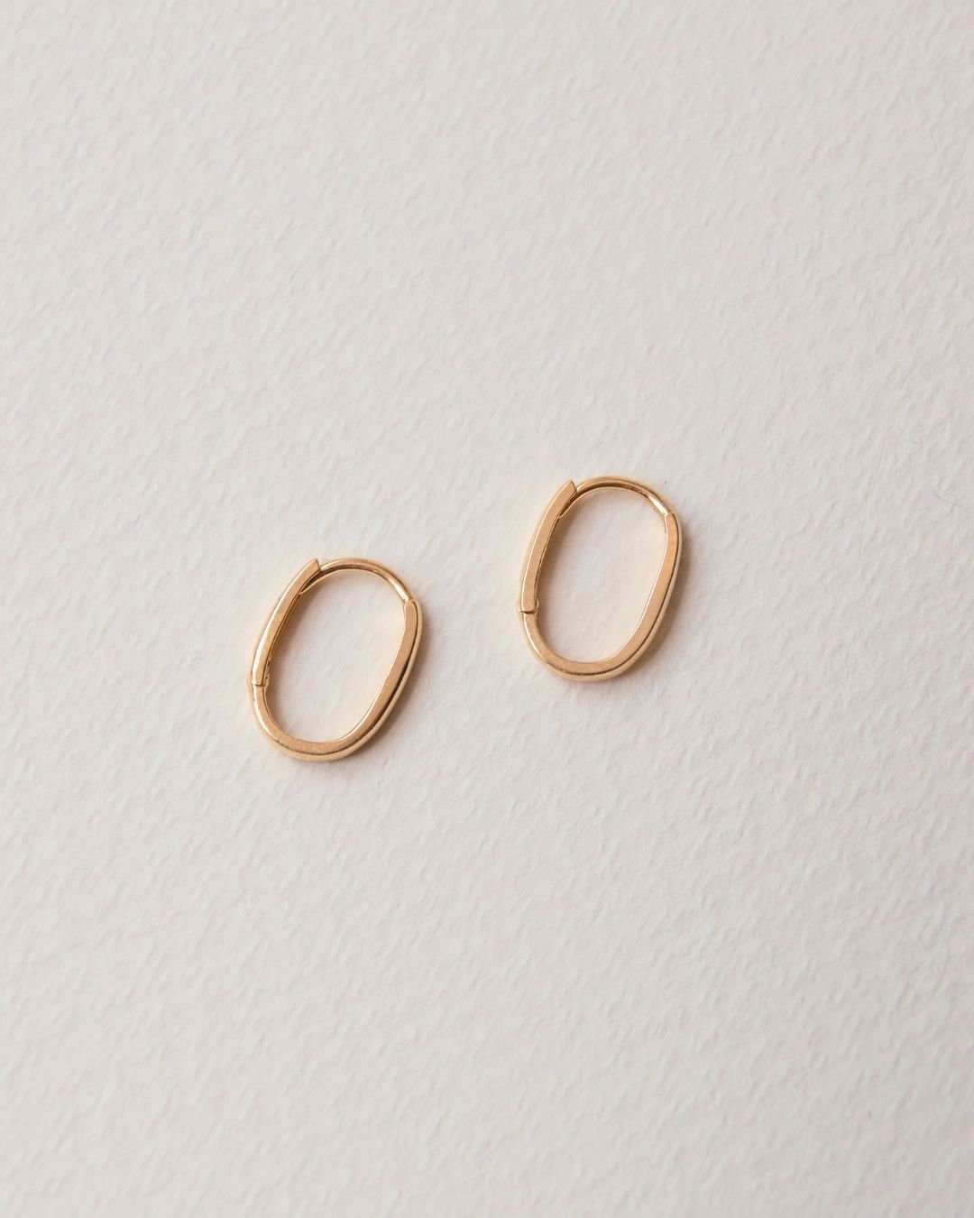 sg oval clip huggie.jpg