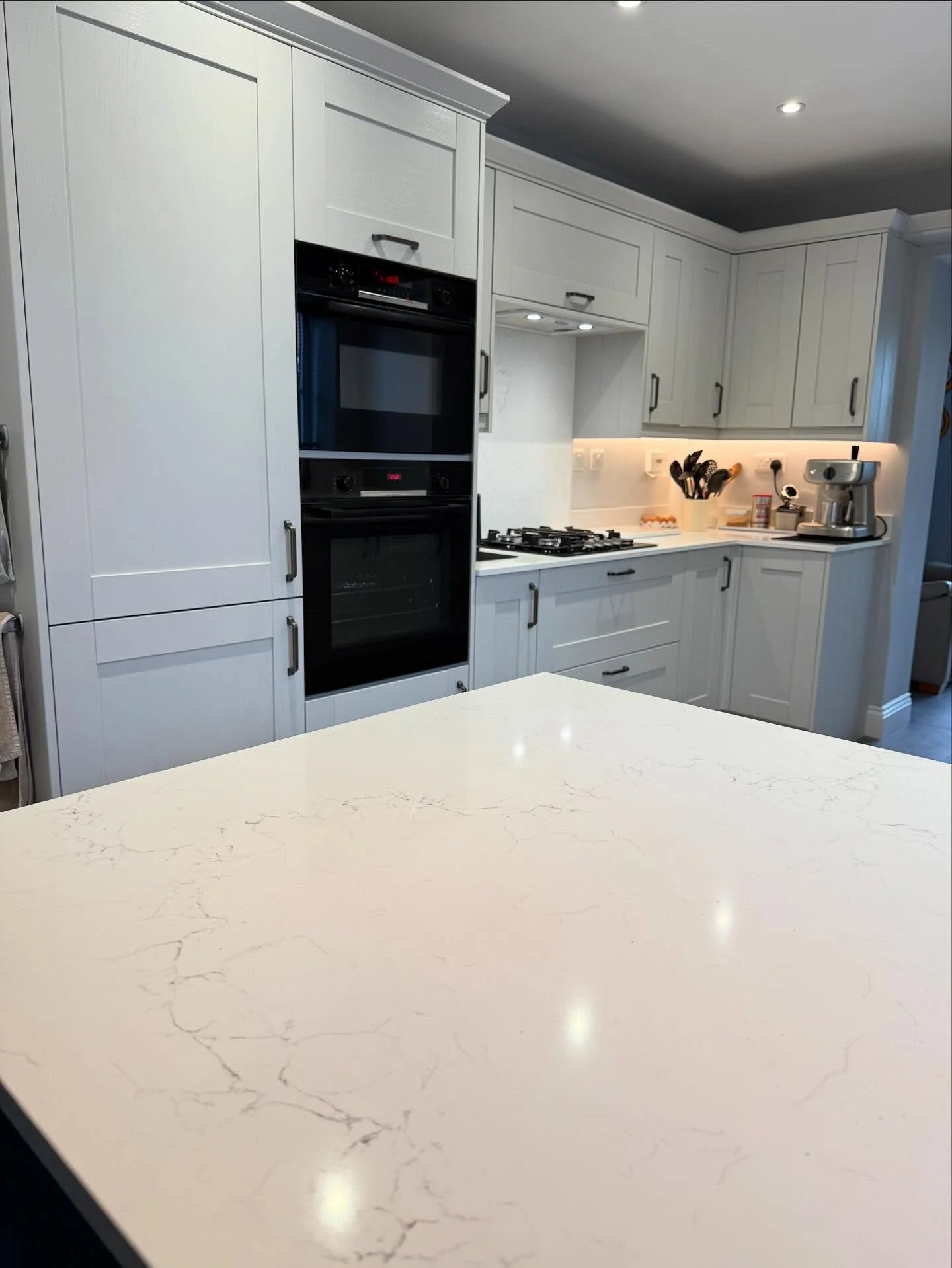 🤍Final Kitchen 2025🤍 and what a beautiful example it is&hellip; the ever popular @wrenkitchens grained shaker in &lsquo;light grey&rsquo; is so easy on the eye. A neutral colour palette emits clean &amp; serene vibes for our lovely new customers Ca