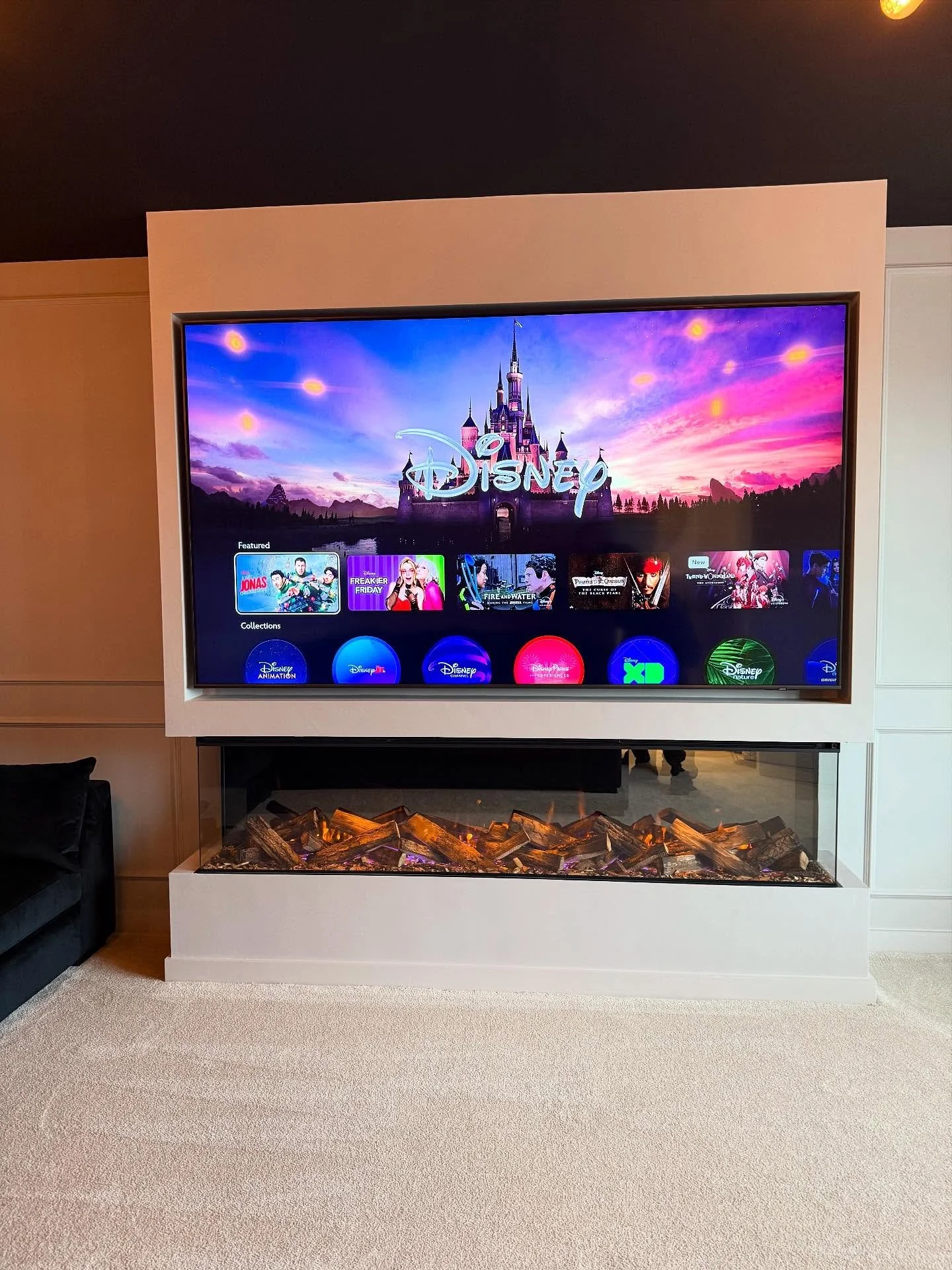 That&rsquo;s movie night sorted 🍿, what about that interior too 😮&zwj;💨! We&rsquo;ve just completed this stylish media wall for our new clients, housing a HUGE 85&rdquo; tv along with the @britishfires new forest 1900 black edition 3 sided fire be