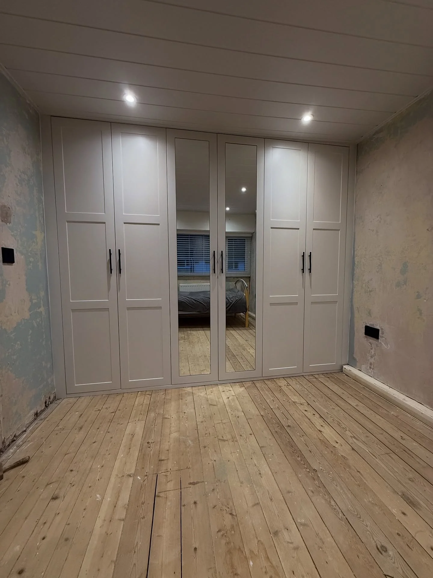 Check out these bespoke wardrobes we have designed, manufactured &amp; installed, along with a slim drawer pack to fit neatly in our new clients home 🏠. We cladded the ceiling in a wood grained board, added spotlights &amp; installed the hand made f