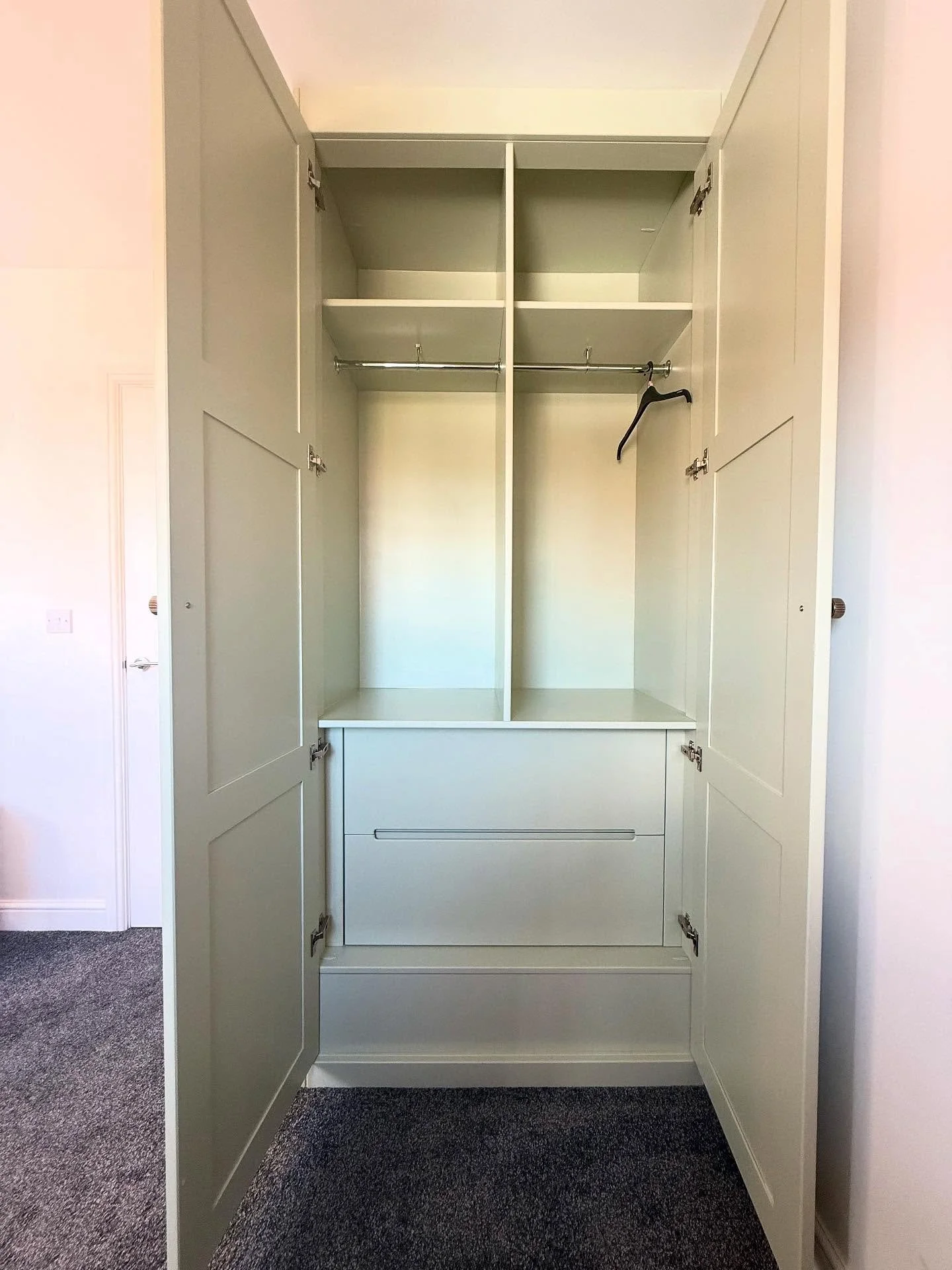 ✨ Bespoke storage, tailored to perfection ✨

Our latest handmade wardrobe features:
▪️ 3-panel shaker doors with @blum_uk soft close hinges, finished with antique brass knobs with backplates from @ironmongerydirectuk 
▪️ Internal soft-close drawers w