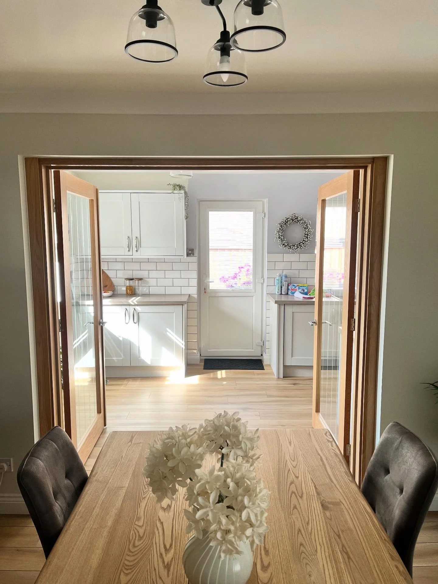 ✨ Craftsmanship meets timeless design ✨
We&rsquo;ve manufactured and installed this bespoke solid oak door frame, complete with glazed oak veneered doors. Finished with matching oak architraves and a clear lacquer that not only protects but enhances 