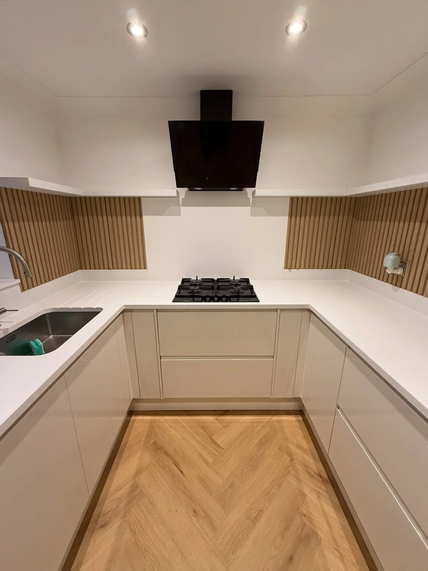 Happy Easter weekend to you all 🐣! We popped back to one of our lovely customers home to add some finishing touches to their beautiful @howdensjoinery kitchen we installed last year. We added this natural oak effect waterproof acoustic panelling fro