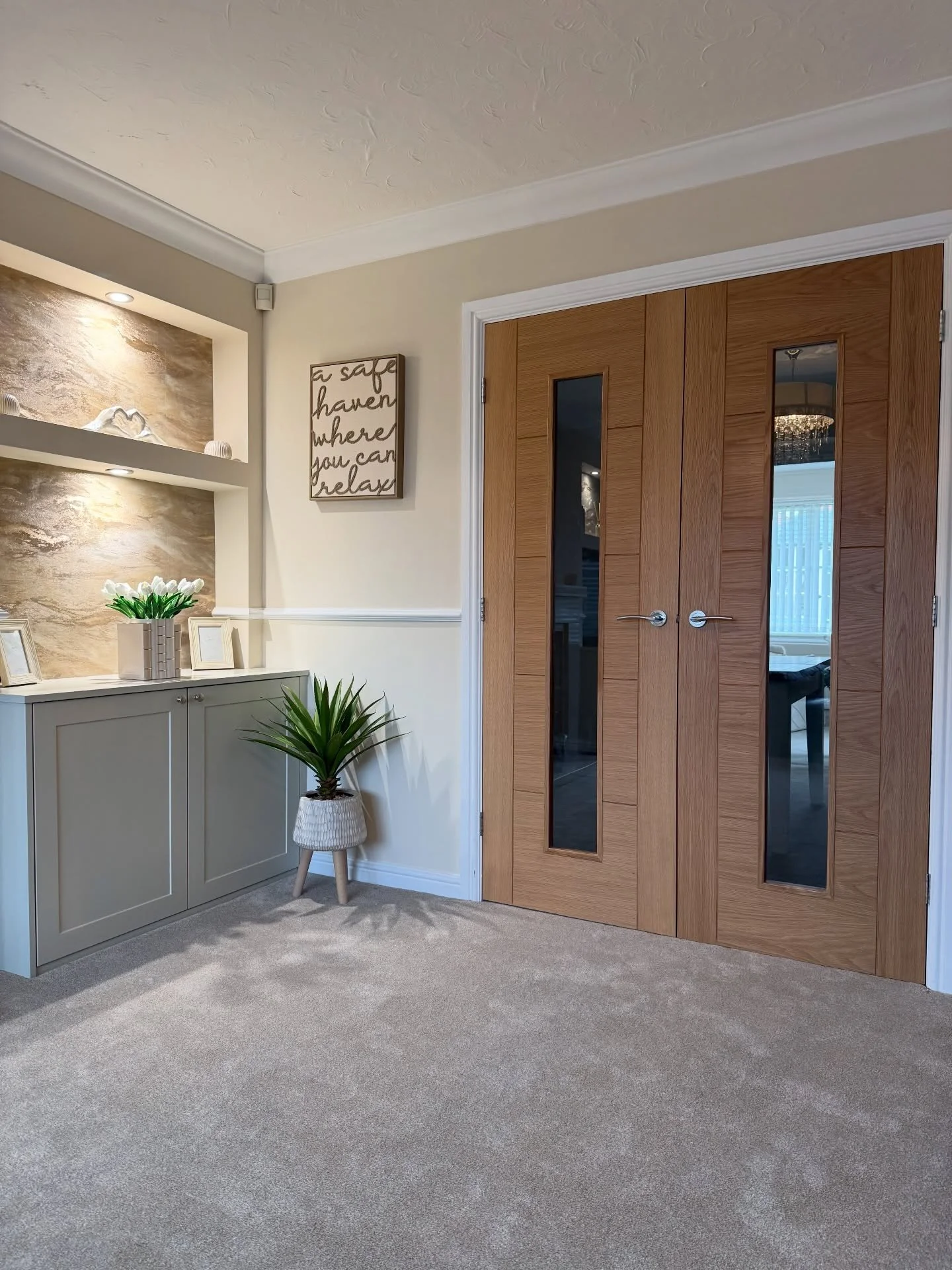 Too good not to share 🤩! We have just fitted these classy @howdensjoinery &lsquo;Daytona&rsquo; oak doors in our lovely returning customers home, to finish off a living room remodel we carried out a month or two ago. The warm tones that the oak brin