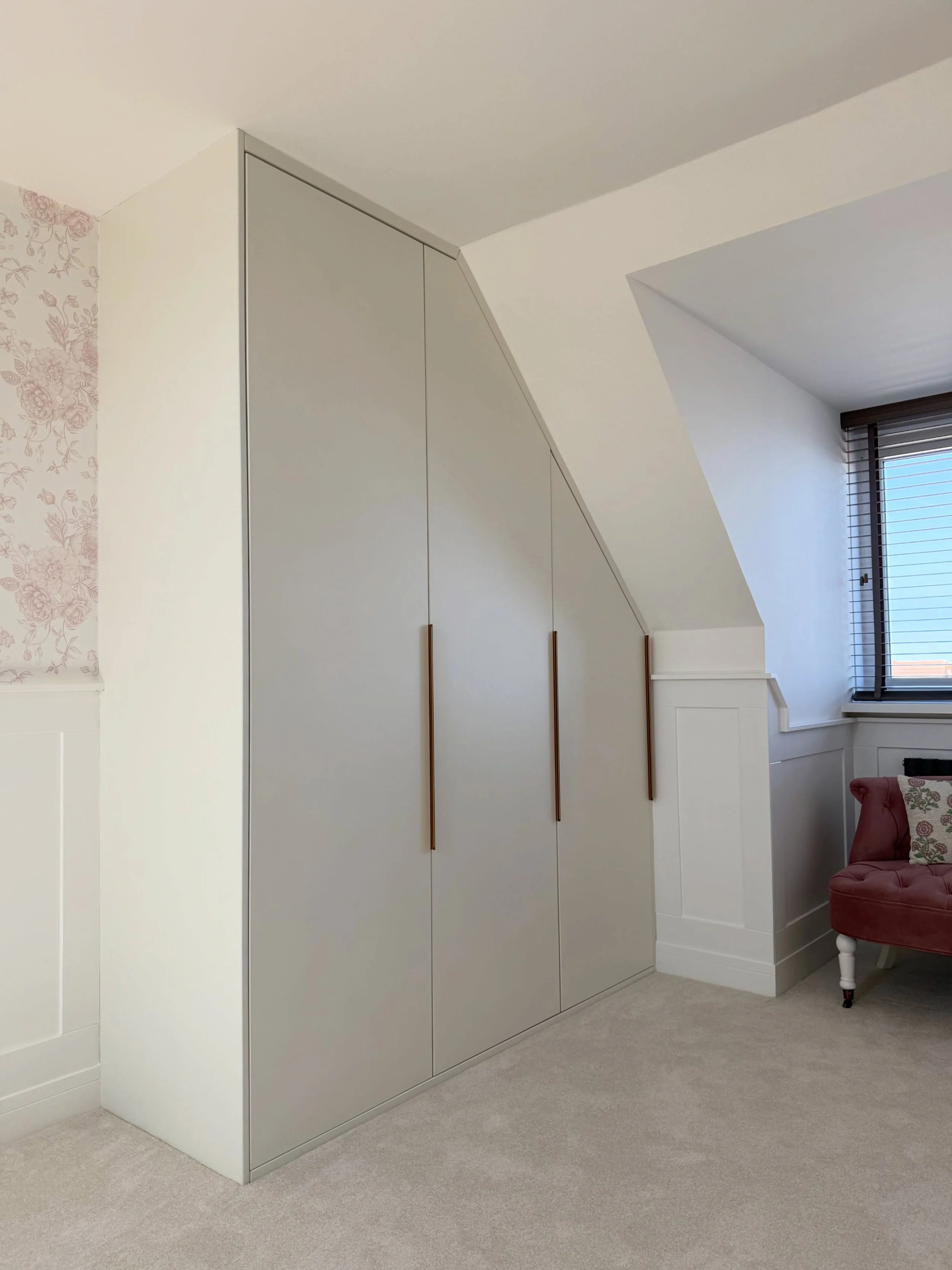 💭 Bedroom of dreams 💭 ! We completed this fitted bedroom furniture along with the beautiful shaker wall panelling in our customers home a few months ago, carpets have just been fitted so we wanted to share it with you all 📸! Minimalist design ward