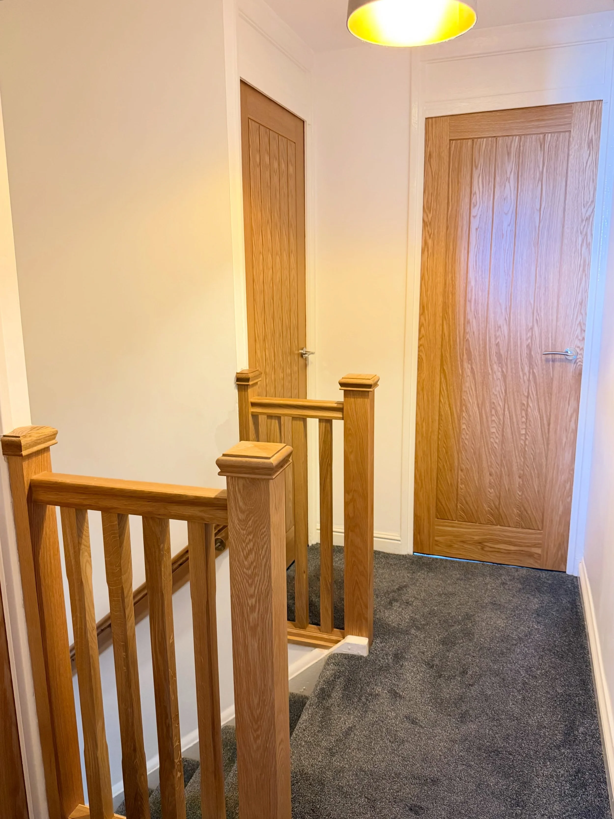 Transformation Thursday in full swing 🪄! We updated this modest landing area with @richard_burbidge solid oak stair parts &amp; @howdensjoinery holdenby oak doors - much to the delight of our customer. Removing the original panelled balustrade gave 