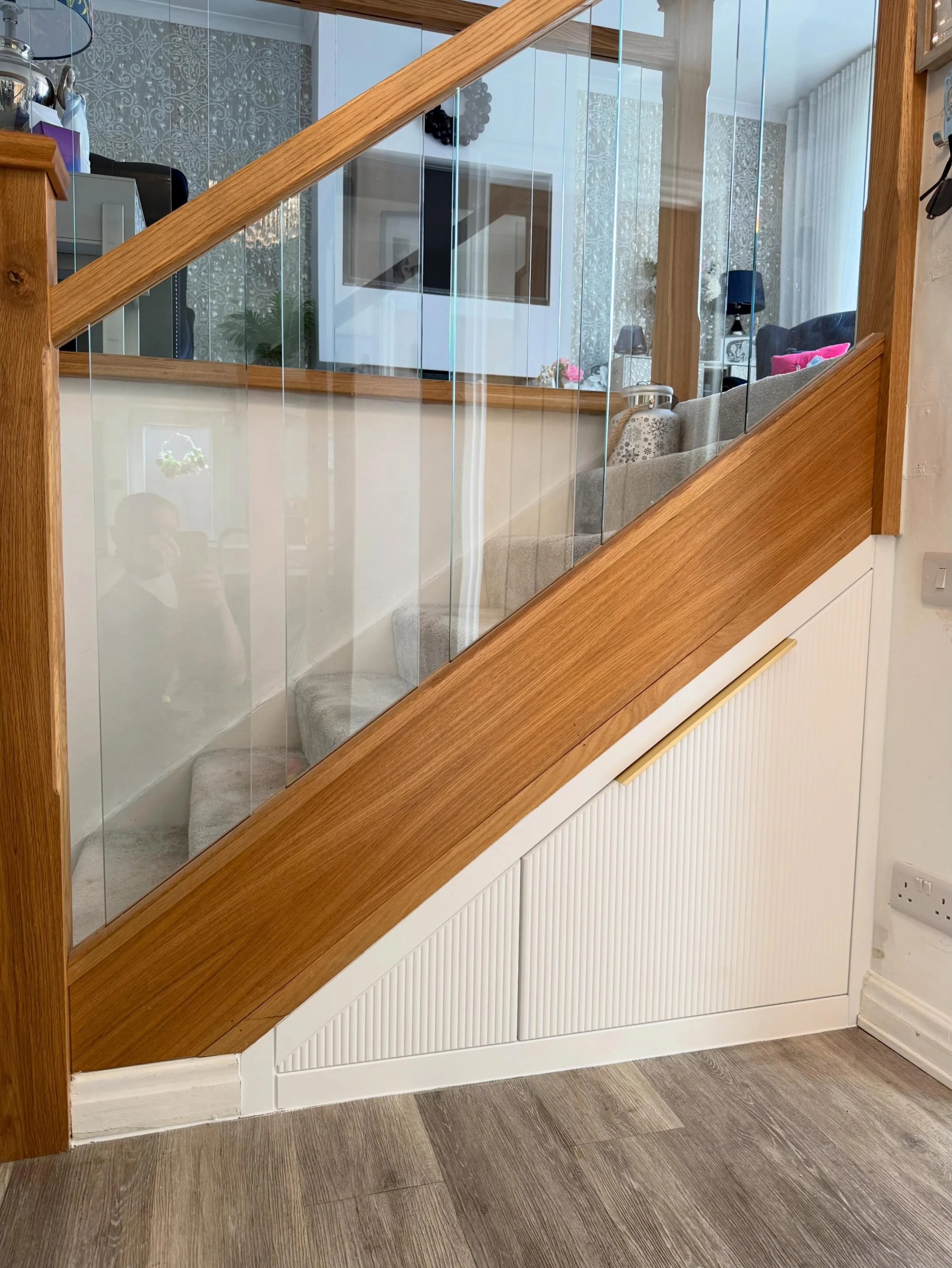 Our latest bespoke storage solution 👟 🥿 👞! 

Featuring a deep soft-close drawer with an added shelf level to maximise storage space, finished with FINSA fluted frontals and a sleek gold edge pull handle.

Professionally spray-finished in satin whi