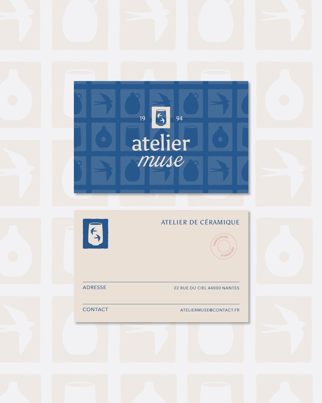 Dans ce projet, tout part d&rsquo;une histoire de transmission : un atelier de c&eacute;ramique, une tasse pleine de sens et un lien m&egrave;re-fille qui traverse le temps 🍵

Comme un logo ne suffit souvent pas, j'ai aussi pens&eacute; la carte de 