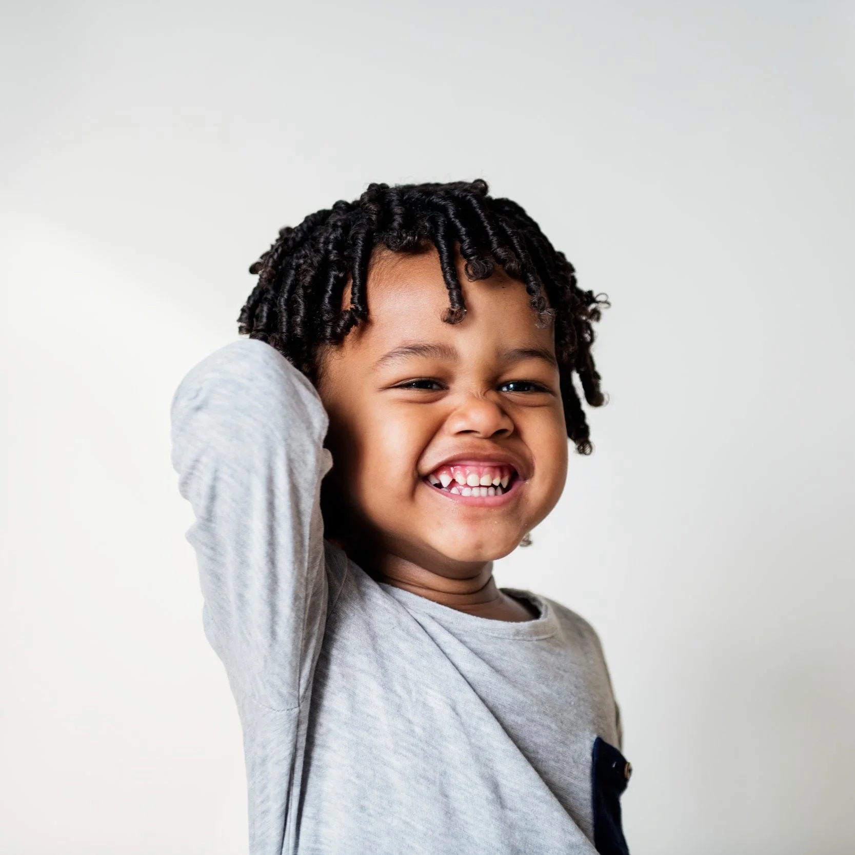 Jeune enfant montrant ses dents