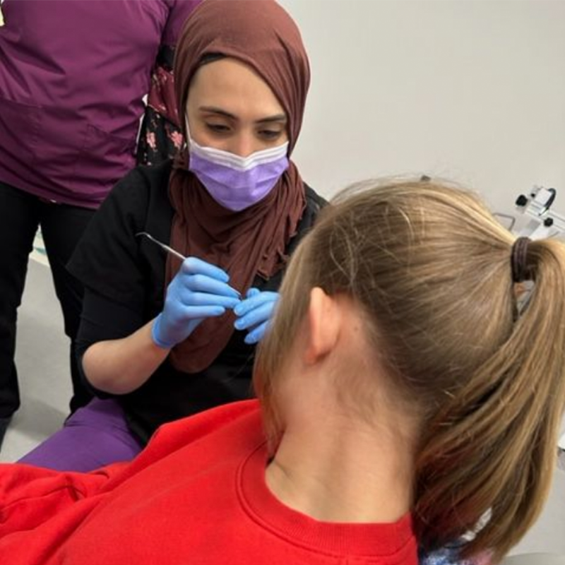 Sacha listens to the dentist's explanations