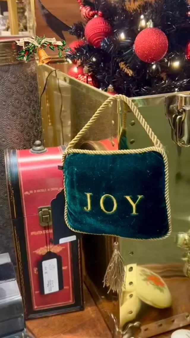 🎁✨ IN THE HOLIDAY SPIRIT ✨🎄 It’s Christmas in July at Zionsville Antique Mall @zionsvilleantiquemall, and Era of Opulence is feeling festive! Now offering 15% OFF FURNITURE AND LIGHTING in the booth! Shop the sale through 7/31!
✨ Not in th
