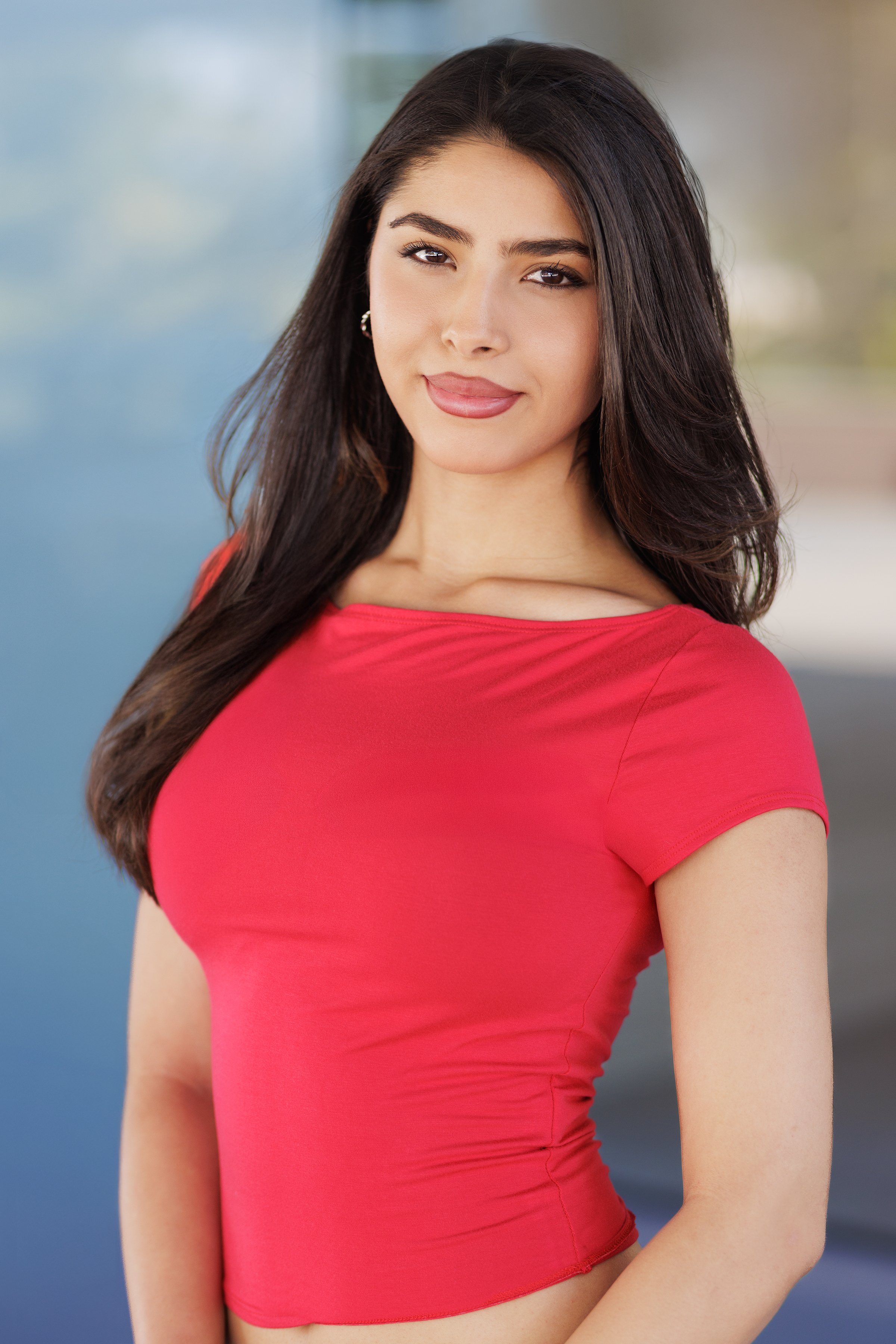 1. Polished Commercial Headshot – Clean Cut Confidence
A bright, modern commercial headshot of a young actor with a clean-cut hairstyle, styled with a soft side part and natural volume. Photographed in a light-filled studio with a neutral backdrop, t