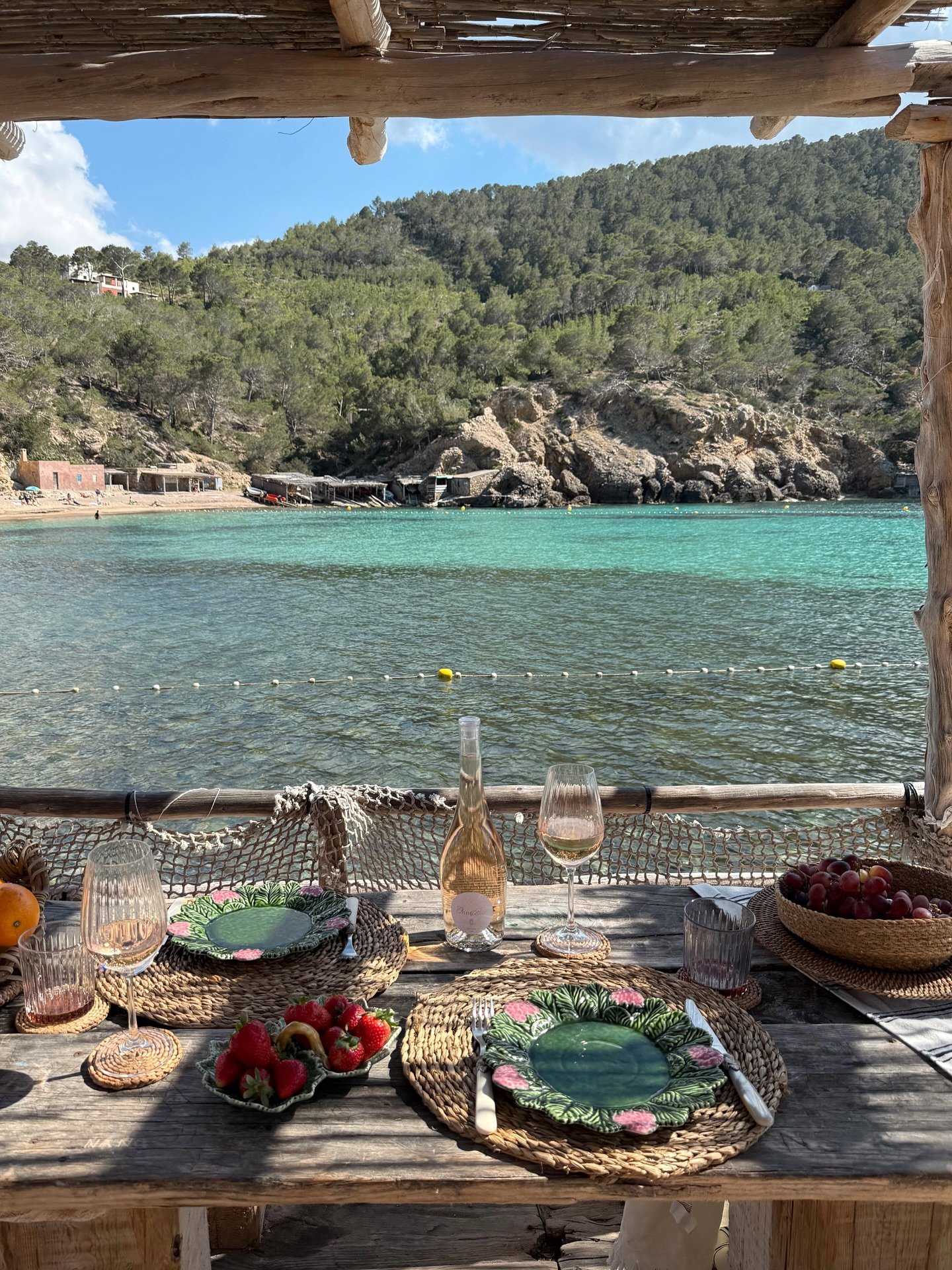 Mediterranean life with a glass of Oh my Baie

~ 

La vie m&eacute;dit&eacute;raenne avec un verre de Oh my Baie 

#ohmybaie #ibiza