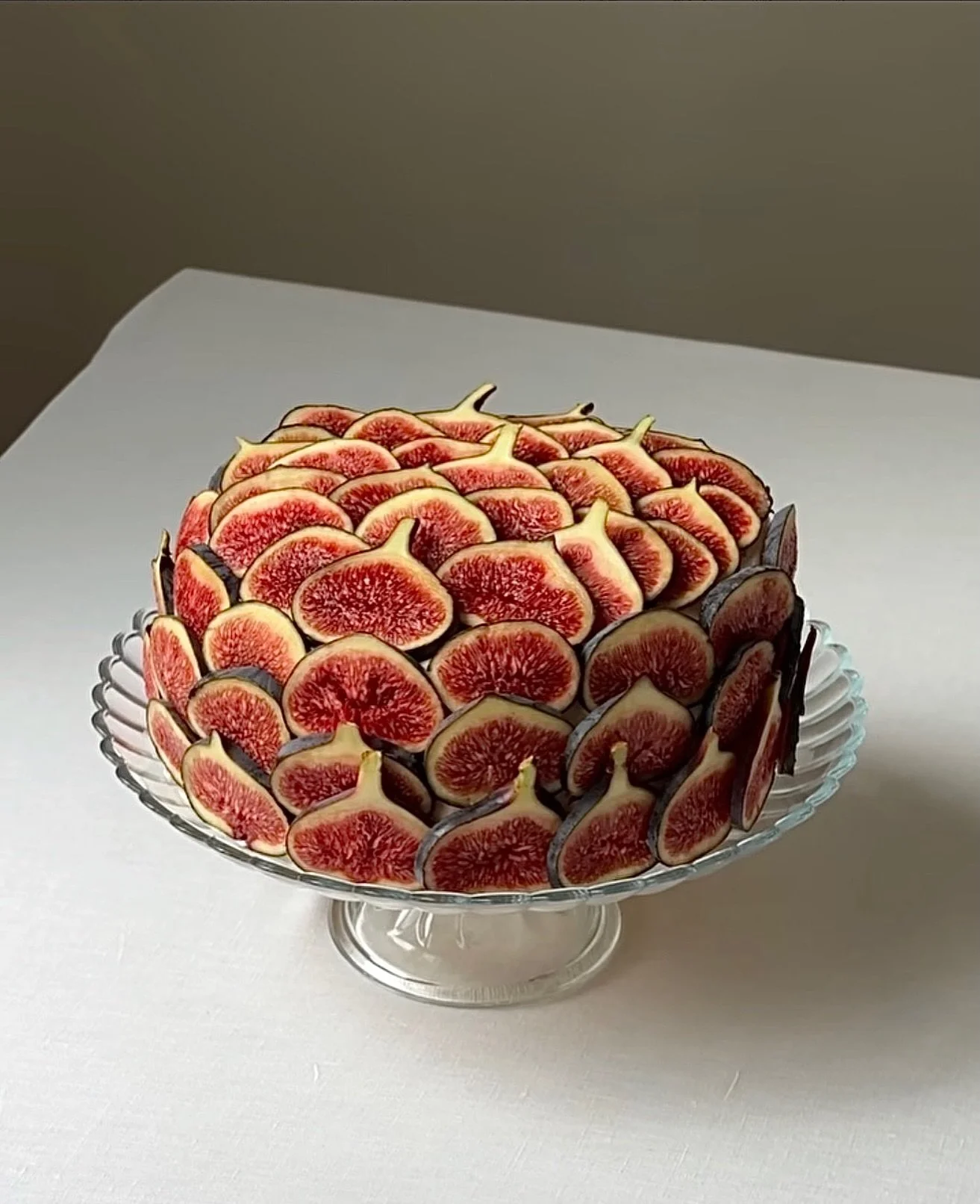 A lovely fig sponge cake infused with olive oil and whippped cream to go with Oh my Baie ~ LE ROS&Eacute; 0.0% 

~

Une jolie g&eacute;noise aux figues parfum&eacute;e &agrave; l&rsquo;huile d&rsquo;olive et sa chantilly maison en accord avec Oh my B