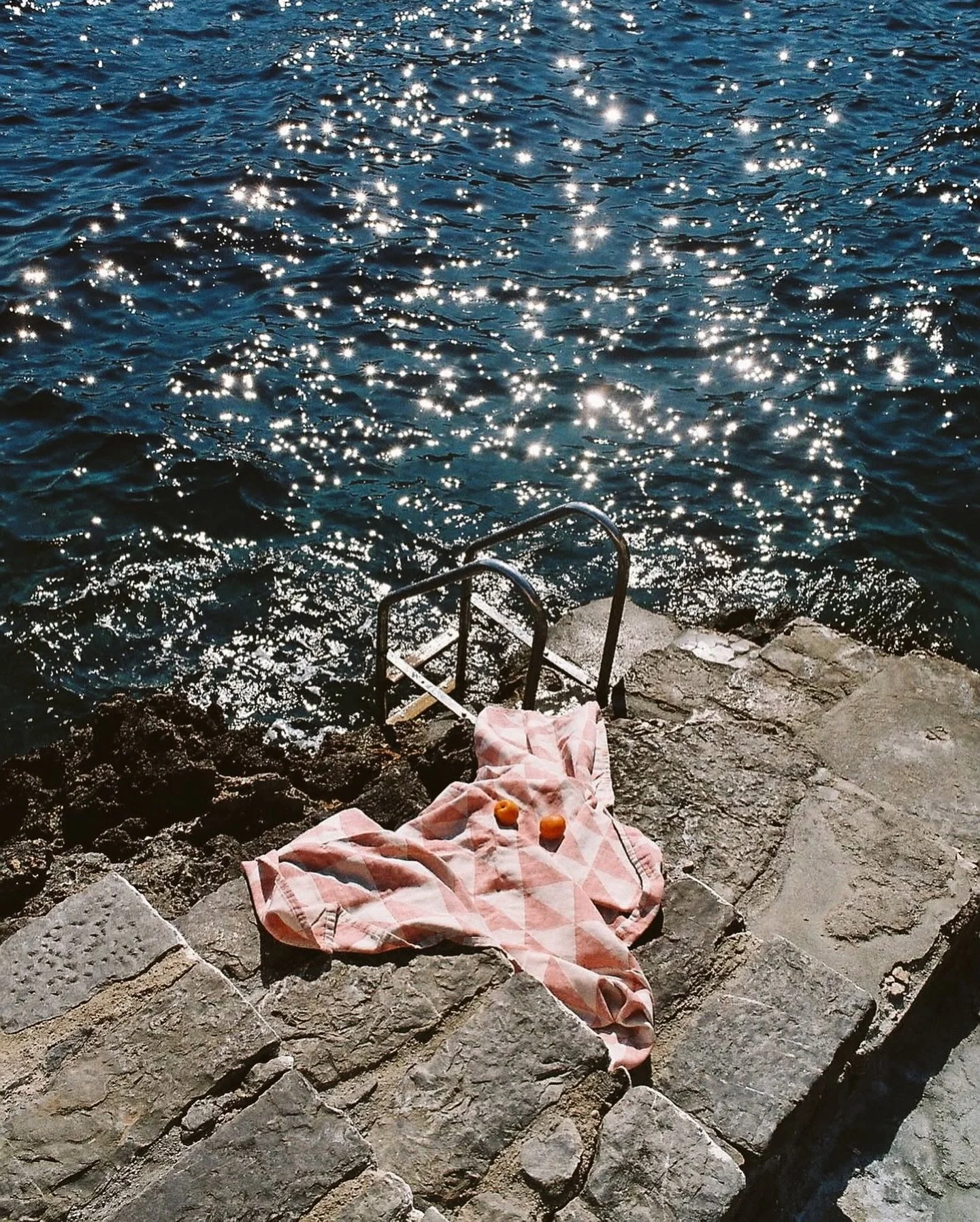 A taste of Mediterranean summer, in every sip 🌞 #ohmybaievibes 

~

Un gout d&rsquo;&eacute;t&eacute; m&eacute;diterran&eacute;en, &agrave; chaque gorg&eacute;e 🌞

via @nicolettazarifi